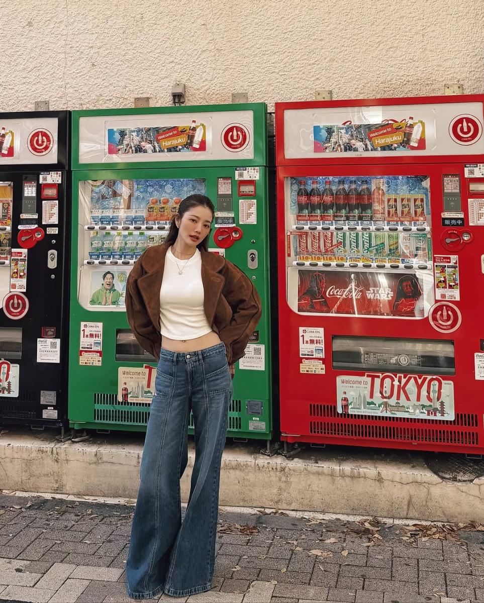 人手一條的牛仔褲，要怎麼挑才時髦？許路兒在褲款的選擇上，不難發現她大多會以落地的牛仔寬褲穿搭為主軸，例如這套於東京旅行時拍攝的穿搭，低腰的牛仔褲款，大喇叭的剪裁搭配落地的褲型，不僅能展現腰線，同時還能拉長腿部線條。