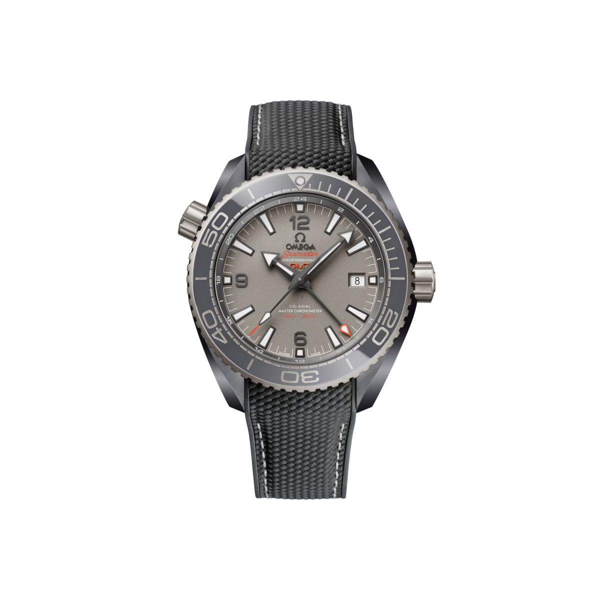 當錶徑來到45.5毫米，Planet Ocean 也展現出更鮮明的機能性格。這款 GMT 灰色陶瓷版本以氮化矽陶瓷打造錶殼，並搭配噴砂5級鈦金屬用於錶殼結構與錶圈細節，在輕量與強度之間取得理想平衡。實際佩戴時，大尺寸帶來的存在感並不壓迫，反而因材質而顯得平衡。黑色指針與時標皆覆以白色 Super-LumiNova 超螢光塗層，即使在昏暗環境中仍能清楚讀時；橘色細節則在灰階基調中形成清晰視覺焦點，讓兩地時間功能兼具實用性與辨識度。搭配橡膠錶帶後，整體更貼近專業裝備的定位，而非單純的造型配件，透過藍寶石透明錶背，亦可欣賞機芯運作之美，特別適合熟悉大錶徑、並重視功能完整度的進階玩家。