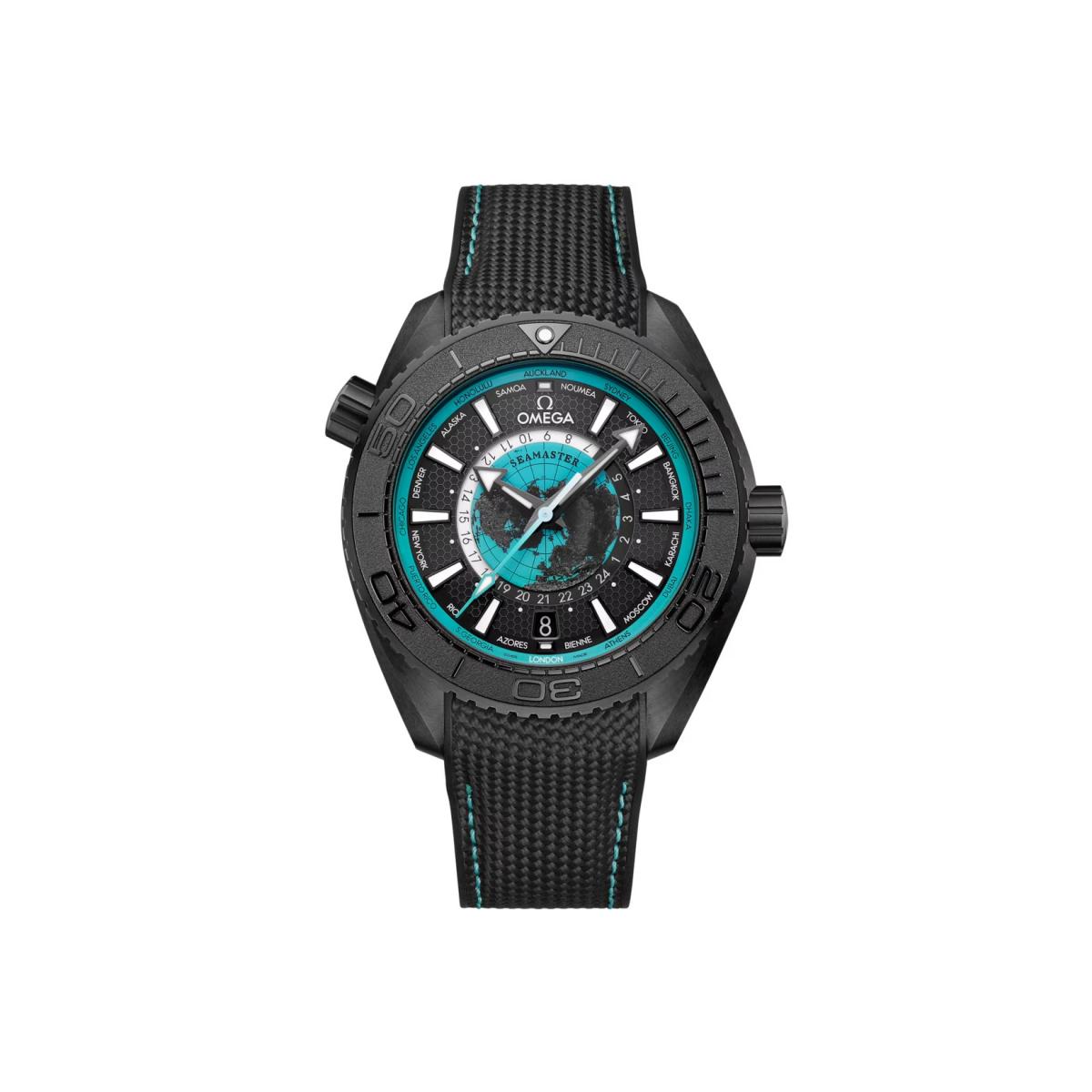 這款世界時區腕錶，是 Planet Ocean 系列中最具畫面感與敘事層次的一只。錶盤中央以雷射蝕刻呈現從北極俯瞰的地球輪廓，綠松石色清漆勾勒出海洋與陸地的立體層次，彷彿將整個世界濃縮於腕間。錶盤外圈採用黑色 DLC 塗層，並以雷射蝕刻與拋光工藝交錯出蜂巢紋理，鑽石磨砂時標覆以白色 Super-LumiNova 超螢光塗層，搭配綠松石色清漆外圈，在日夜之間維持清晰易讀性。外圍城市環標示世界主要城市，其中亦包含歐米茄瑞士總部所在地比爾，為這款時計增添品牌座標意義。45.5毫米黑色陶瓷錶殼存在感鮮明，卻因橡膠錶帶而顯得輕盈俐落；透過藍寶石水晶錶背，則可欣賞8938同軸擒縱大師天文台認證機芯的運行節奏。這不只是一只潛水錶，而是為熱愛移動、也樂於理解時間結構的佩戴者而生的世界時計。