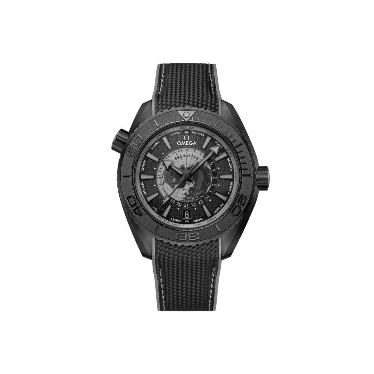 相較於綠松石色版本的鮮明視覺語言，這款灰色地球世界時區展現出更內斂的性格。灰階地球圖樣、灰色夜光塗層與黑灰配色錶帶，共同形塑出克制而理性的科技美感。機能配置同樣完整，但視覺表現刻意收斂，讓複雜功能回歸純粹讀時與結構本身。這樣的設計不追求即時吸睛，反而更耐看，也更適合長時間佩戴。對於熟悉機械腕錶語言、並重視內在價值的人而言，這款世界時區更像是一種無需言說的默契，非常推薦給偏好低調奢華的藏家。