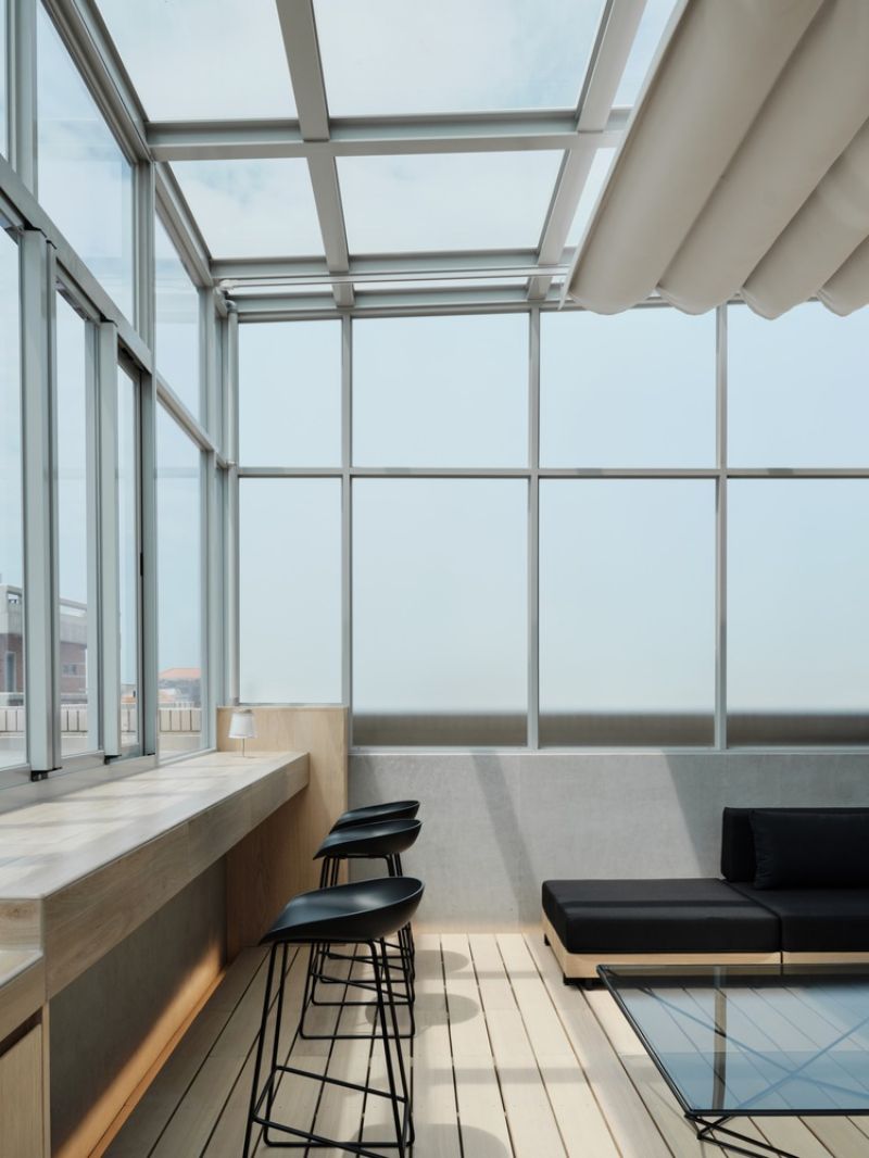 坐落於台南市巷弄之中，一座極簡灰階的建築量體——House Kuo，靜靜地佇立於街區之間。在左首設計的操刀下，設計團隊嘗試為一棟狹長型連棟住宅賦予更多可能性。跳脫傳統老宅的既定印象，透過量體的堆疊與退縮，並揉入格柵設計，賦予立面豐富的視覺層次。隨著時間推移與光線轉換，建築展現出一抹恬靜的詩意，營造出安定而舒適的生活感受，不僅是一處居所，更是一種生活狀態的呈現。