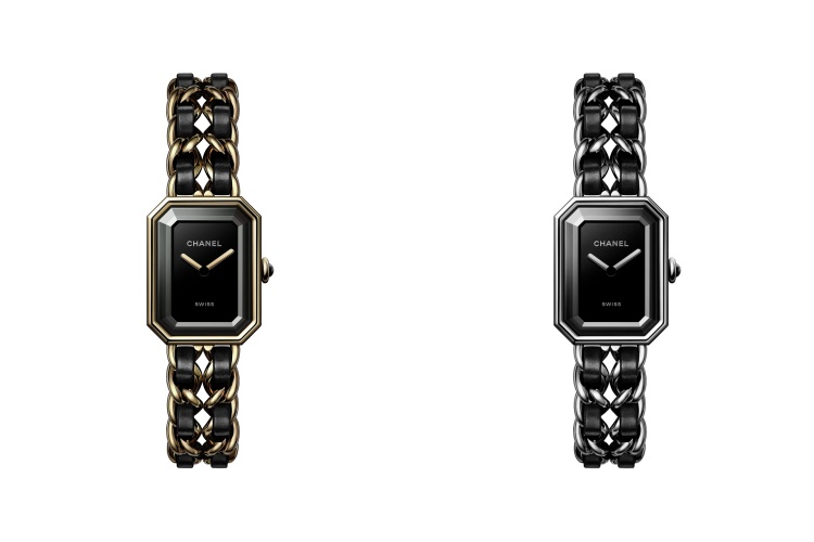 Iconic Chain 是最能代表 Première 靈魂的系列。皮革與金屬鍊條交織的錶帶，直接向香奈兒經典包款致敬，讓時間像包包一樣被穿戴。黑色漆面錶盤安靜而純粹，捨去時標後，讀時成了一個近乎直覺的動作。26.1 × 20 毫米的錶殼比例貼合手腕，精鋼或黃金塗層款各自呈現不同氣質；前者俐落摩登，後者則帶著巴黎式的溫潤光澤。此系列之所以迷人，在於它以飾品姿態融入造型。從雙圈鍊帶、項鍊錶、手鐲錶，到腰鍊與 Sound 耳機項鍊錶，Iconic Chain 讓時間離開腕部的單一位置，在身體不同節點自由流動。它就像一句反覆被引用的經典，每次佩戴都有不同解讀。