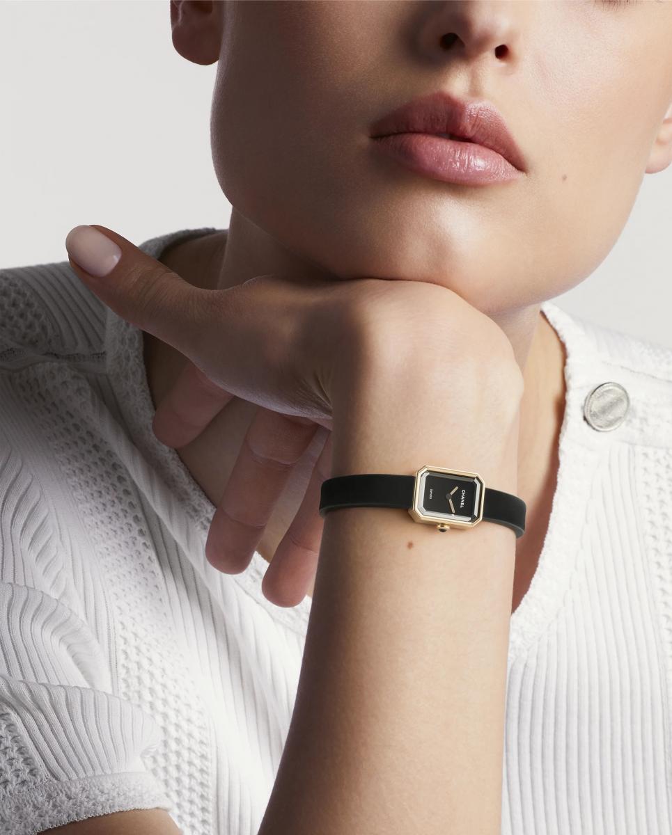 Première Ribbon 將經典八角錶殼化為一枚如禮物般精緻的小型時計，19.7 × 15.2 毫米的比例，搭配絲絨質感橡膠錶帶，讓腕錶多了一份柔軟觸感。今年登場的 Ribbon Red 紅色版本尤其亮眼，放射紋漆面錶盤在光線下如絲絨般流動，既熱烈又克制。它的設計語言近似高級訂製服中的收尾緞帶，巧妙地決定了整體氣質。鑲鑽錶冠、鑽石錶盤版本，讓它在夜晚或正式場合自然發光；而黑色橡膠款則更偏向日常摩登，整體優雅不靠張揚，而是源於比例與材質的精準拿捏，令人著迷不已。