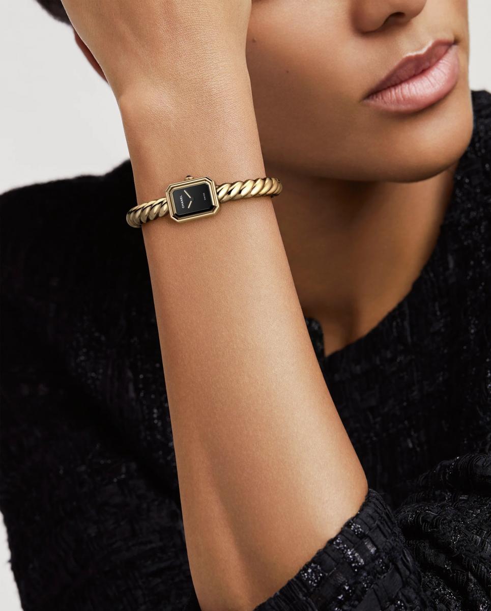 Première Galon 幾乎是以高級珠寶的標準來定義腕錶。18K黃金手環與錶殼一體成形，流暢線條貼合手腕，鑽石鑲嵌沿著錶殼與手環層層鋪陳，讓時間被光芒環繞。黑色漆面錶盤版本內斂而有力量，在簡約中凸顯材質本身的份量；白金鑲鑽款則將工藝推向極致，密集鑽石形成連續光帶，展現近乎珠寶作品的華麗層次。它不只是用來讀時的時計，更像一件可隨身佩戴的典藏珠寶，承載的是對時間與工藝的高度重視。