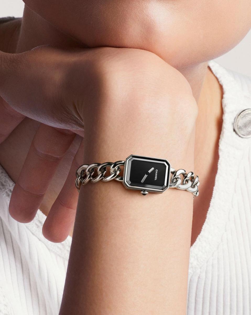 Gourmette Chain 捨棄皮革，改以全金屬鍊帶呈現 Première 的另一面。精鋼鍊節帶來俐落節奏，黑色錶盤則維持系列一貫的冷靜。大型與小型尺寸、鑲鑽與否的選擇，讓這個系列在中性與優雅之間取得平衡。它像一件剪裁精準的西服，無須靠浮誇的裝飾取勝，而是以結構好好說話。對偏好都會感、俐落穿搭的女性而言，此款非常推薦。