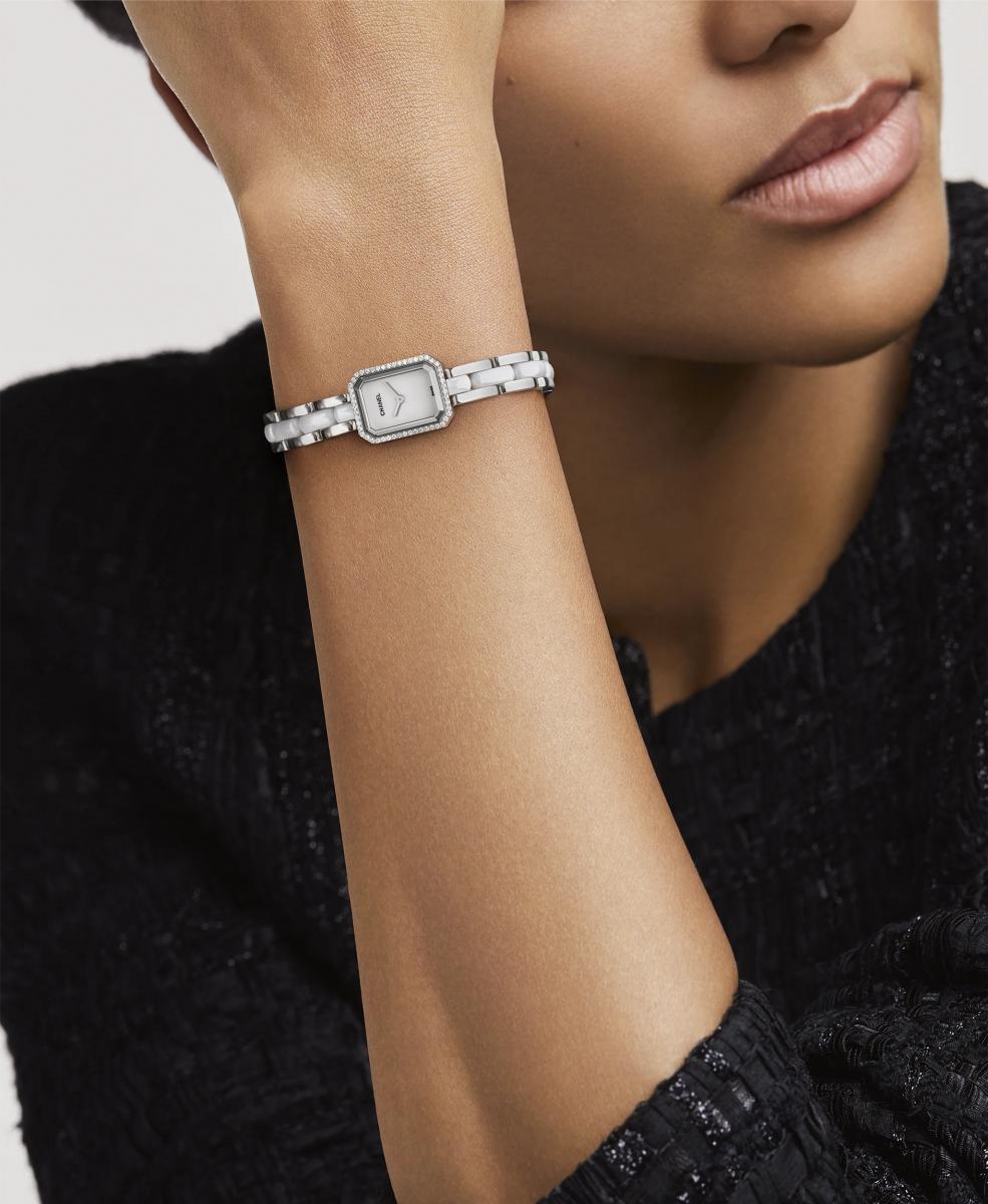 高抗磨陶瓷為 Première 系列帶來另一種「不老」語言。黑白陶瓷與精鋼交織，鑲嵌鑽石在漆面錶盤旁閃爍，卻不顯張揚。陶瓷的溫潤觸感與抗刮特性，讓這只錶更適合長時間佩戴。Ceramic 系列像是一件經得起歲月考驗的日常配件，無須小心翼翼，卻始終保持光澤。它把香奈兒對材質的掌控，轉化為最實際的佩戴體驗。