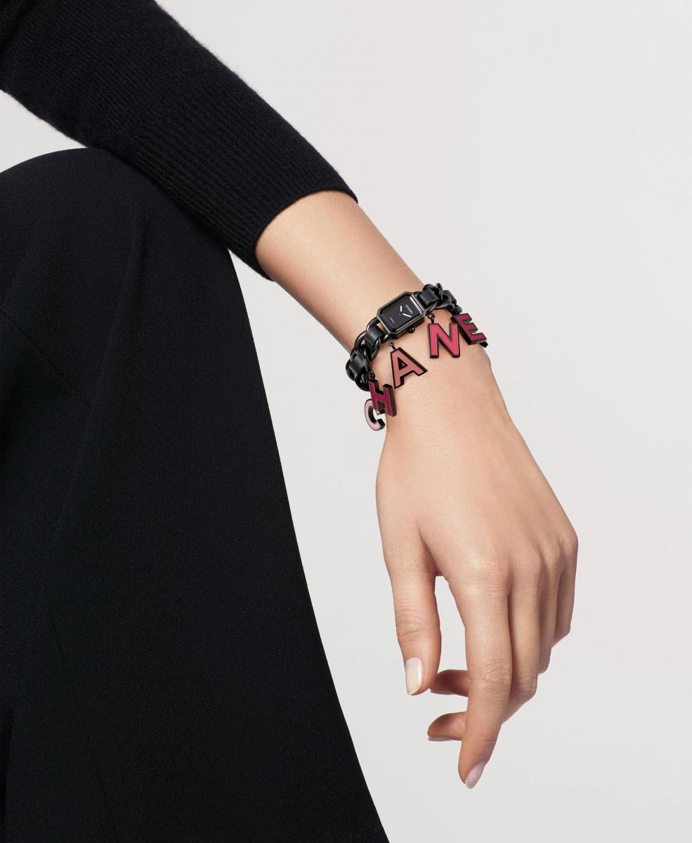 Blush 系列把彩妝的語言帶進製錶，粉紅漸層在黑色背景上暈染，如夜色中的霓虹。從普普藝術到超現實主義，色彩不再只是裝飾，而成為情緒的載體。手鐲錶以多排漸層皮革交錯金屬鍊帶，像唇彩在唇間層層疊擦；吊墜錶則讓「CHANEL」字母在腕間搖曳，時間彷彿隨之擺動。此系列讓腕錶不只被閱讀，而是被感受。它證明，時間可以有情緒、有態度，也可以像彩妝一樣，為女性的每一天增添不同色調。