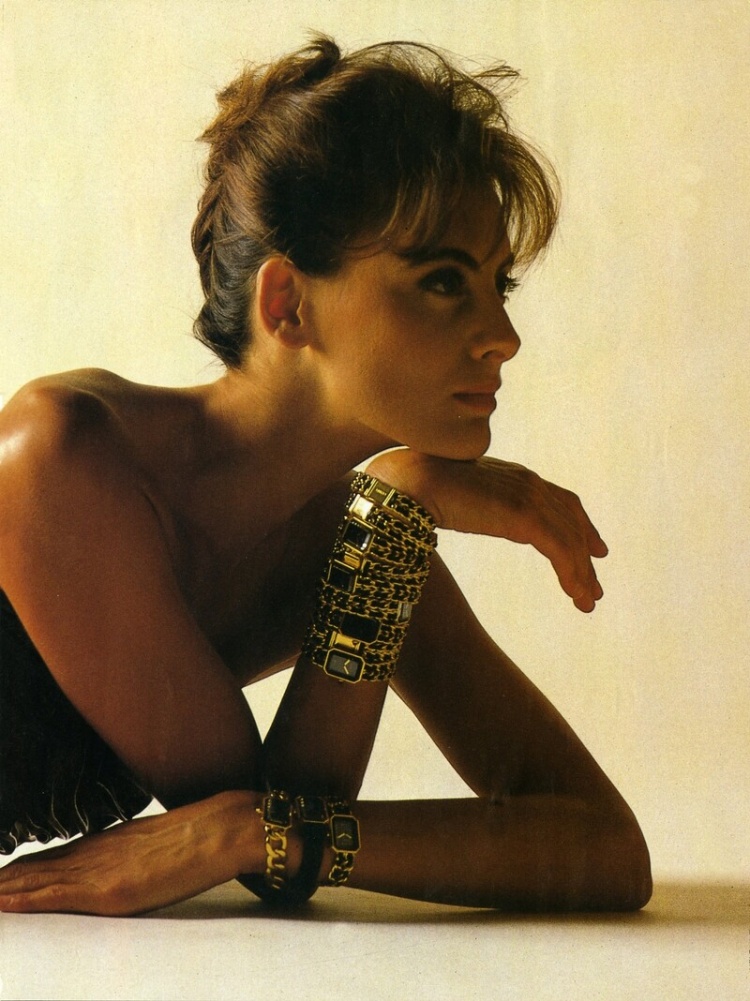 當高級時裝屋 Chanel 決定踏入製錶世界時，並未循既有規則前進。這場設計革命由時任創意總監 Jacques Helleu 發起，他的目標很清楚：不要短暫流行，而是打造一只能與女性人生並行的經典。於是，1987年誕生的 Première，以八角形錶殼、黑金配色與皮革穿鍊錶帶，徹底顛覆當時仍以男性為主體的腕錶市場。腕錶的八角輪廓，呼應 N°5 香水瓶蓋與 Place Vendôme 芳登廣場的建築型態；深黑錶盤取材自香奈兒女士康朋街寓所的烏木屏風；金色指針則如她鍾愛的珠寶，低調卻始終閃耀。更關鍵的是，它拒絕「縮小版男錶」的思維，從比例、重量到佩戴感，全為女性量身打造。Première 讓腕錶不再只是工具，而是一件貼近肌膚、與風格共生的配件，而這正是香奈兒製錶精神的起點。