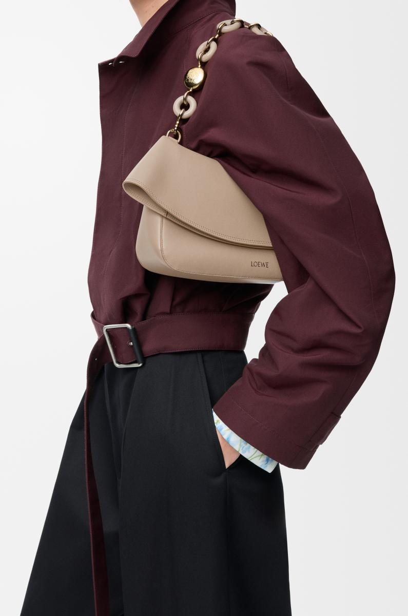 Loewe 的包款總能在實用性極高的前提下創造驚喜！這款名為「Ola」的包款，其弧形包蓋便是一大焦點！呼應包款命名「Ola」，其靈感源自西班牙語「海浪」