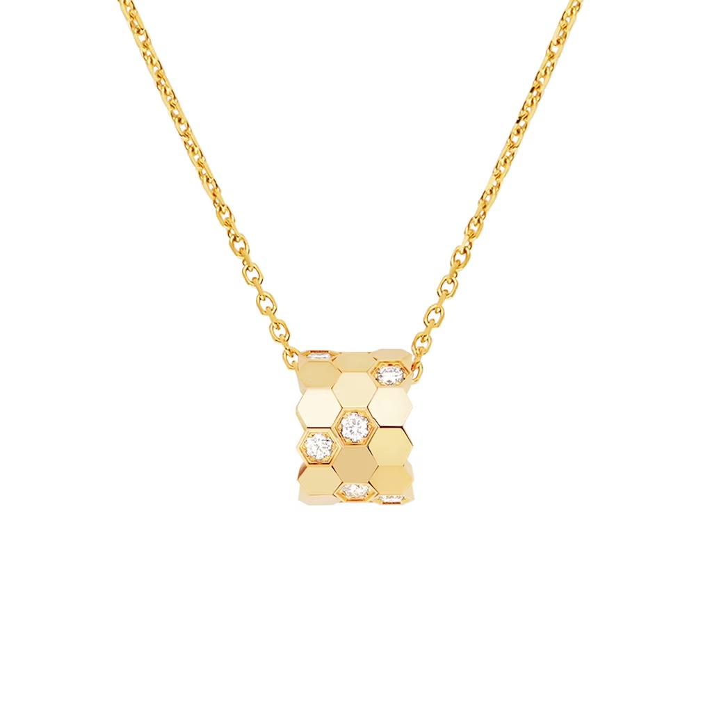 最後這款，則是 Bee de Chaumet 系列中更具存在感的版本。18K黃金蜂巢結構鋪鑲12顆鑽石，鏡面拋光金屬在光線下呈現俐落反射，呼應 Chaumet 深厚的金工傳承。蜂巢幾何能無限延展，象徵連結與成長，也讓這款項鍊非常適合疊戴，與同系列戒指或手鍊搭配更顯完整。它不是可愛取勝，而是一種成熟、自信的光芒，適合想讓珠寶成為個人風格延伸的人。