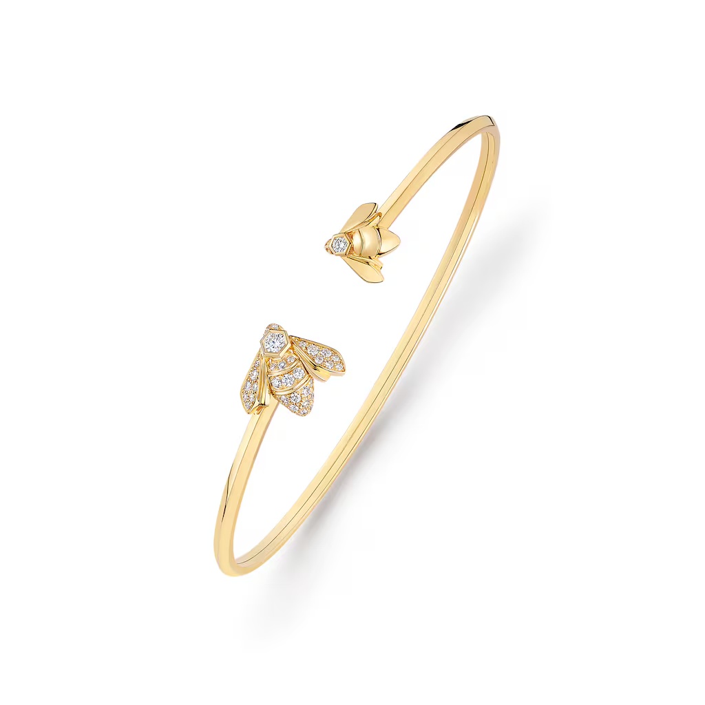 這款超可愛的18K黃金蜜蜂手環，是 Bee de Chaumet 系列中最具識別度的存在之一。37顆鑽石鋪陳出立體蜜蜂輪廓，工藝細膩到連身體紋理都清晰可見。它不是甜美路線，而是帶著力量感的裝飾，像陽光下的金色符號，為手腕注入能量。宋慧喬的佩戴方式往往很克制，讓蜜蜂成為視覺焦點，其餘留白，反而更顯成熟。