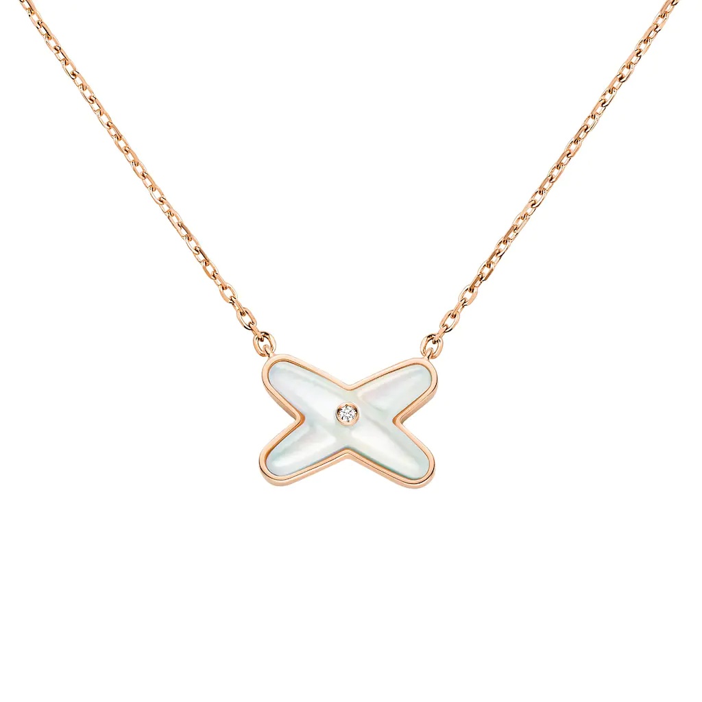 Jeux de Liens 是情感的符號，這款18K玫瑰金項鍊以珍珠母貝為主角，中央點綴一顆0.01克拉鑽石，整體氣質溫潤柔和。X 形連結設計象徵人與人之間的牽繫，如紅線般輕巧卻牢固。珍珠母貝在不同光線下呈現細膩光暈，讓項鍊看起來始終「有呼吸感」，不會過於正式，卻又比純金項鍊多一分層次。特別適合喜歡低調浪漫，或想找一件能陪伴日常的重要紀念款。