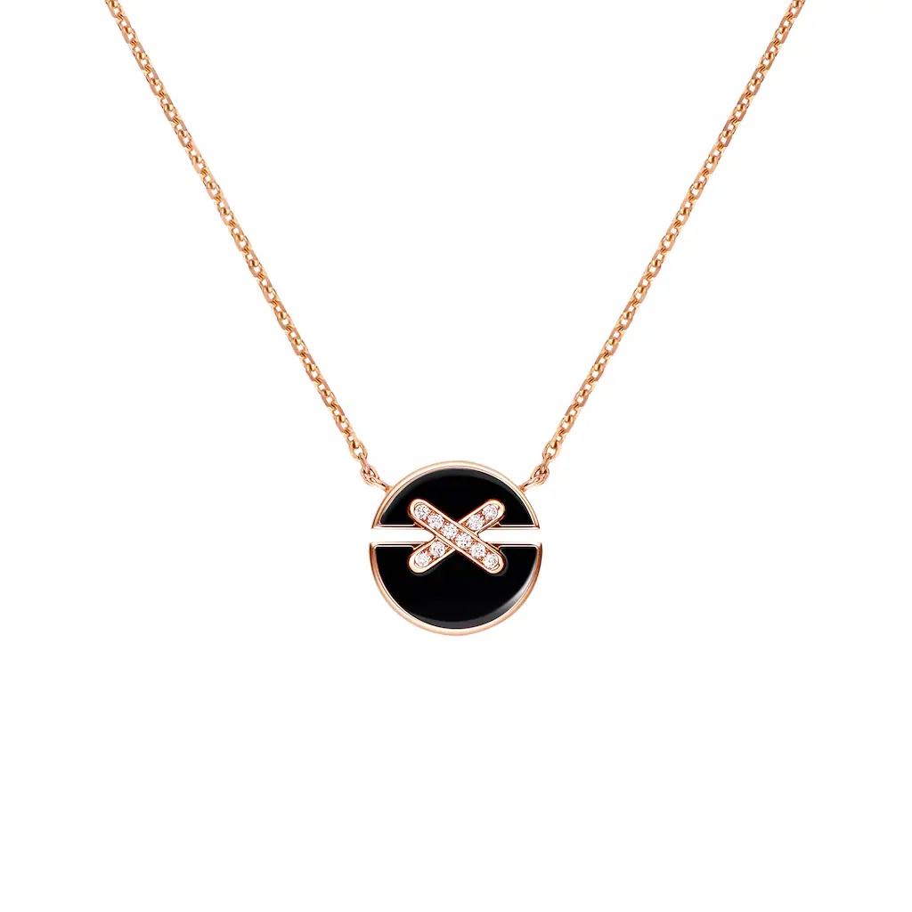 這款 Harmony 系列小型吊墜，則為 Liens 注入更強烈的視覺個性。18K玫瑰金搭配深色縞瑪瑙，外圈鑲嵌10顆總重約0.06克拉得的鑽石，形成鮮明對比。黑色瑪瑙讓 X 形符號更為立體，視覺集中度高，適合希望項鍊成為造型焦點的人。它就像一件精緻的小型圖騰，低調中帶點態度，特別適合搭配簡單服裝，讓珠寶替造型說話。
