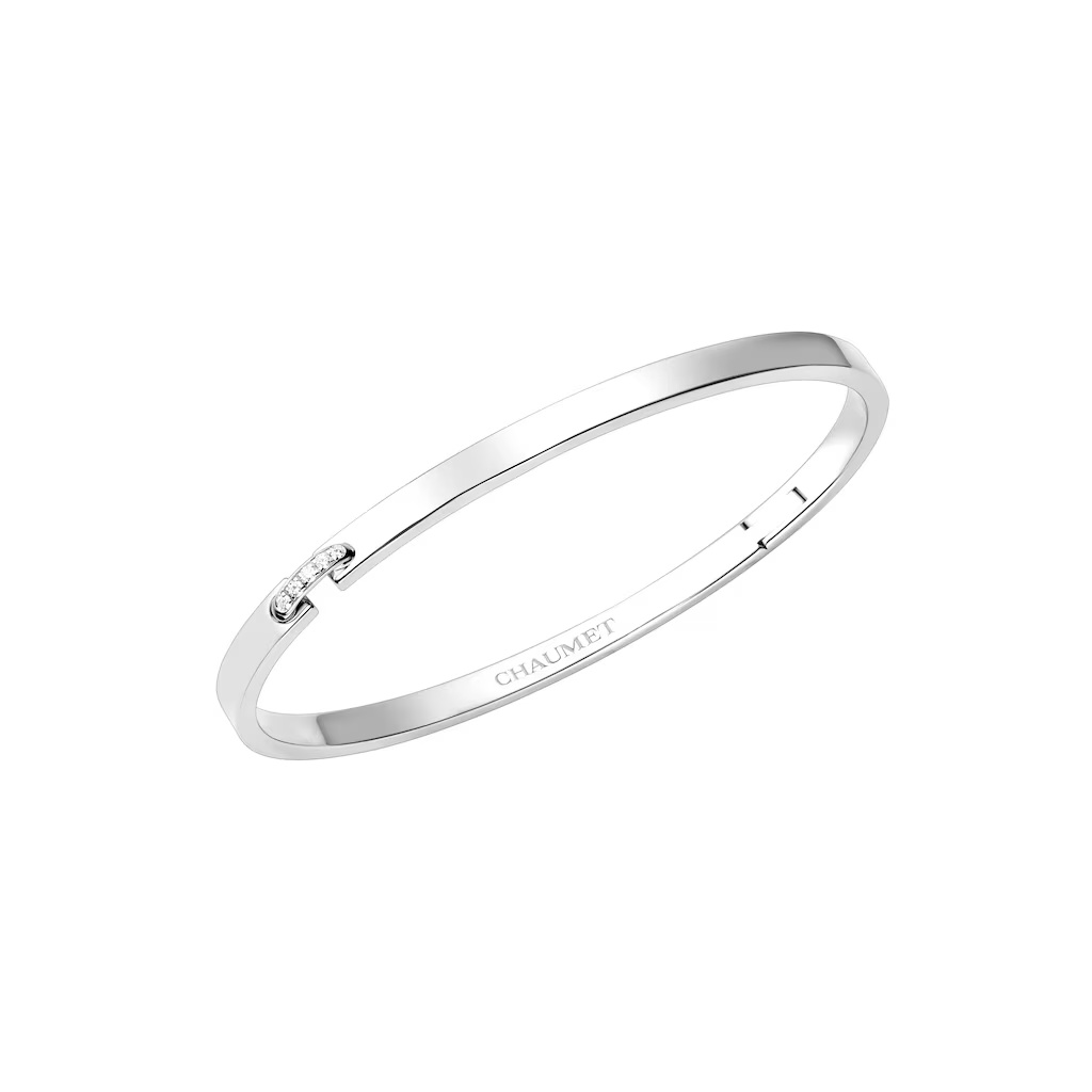 這款是宋慧喬 IG 上最常出現的選擇之一。18K白金搭配5顆明亮式切割鑽石，比例精準、線條克制。白金的冷調讓整體更顯俐落，也讓鑽石的光更乾淨。它單戴時像一道細細的光，疊戴時則負責拉齊風格，讓不同材質、色調的手環彼此對話。對於第一次嘗試疊戴的人來說，這是一款幾乎不會出錯的安全牌。