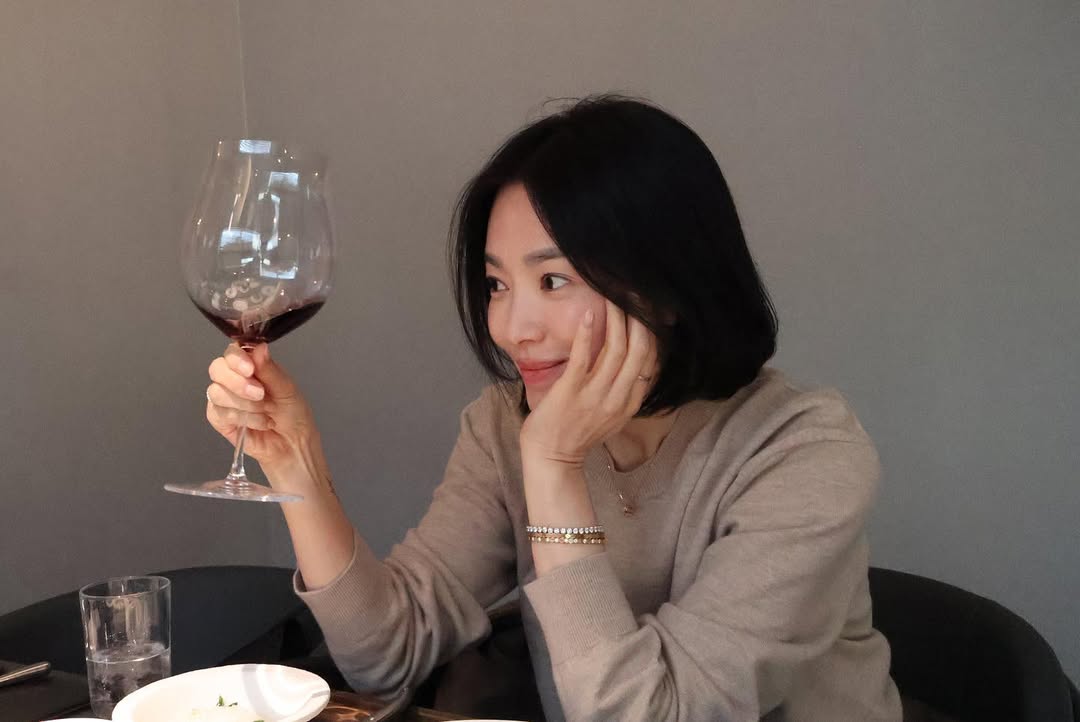 凍齡女神宋慧喬向來不靠誇張造型博眼球，她在 IG 上分享的日常穿搭與生活片段，總呈現一種拿捏精準的優雅，白 T、針織衫、牛仔褲，線條簡潔卻不顯單薄。真正的關鍵藏在細節裡：她經常佩戴來自 Chaumet 的珠寶，尤其偏愛多條手環與手鍊的疊戴，讓造型在低調中多了一層光澤與完成度。也因此，珠寶成為她私服中最穩定、也最有效的加分配件。以下編輯精選6款品牌入門手環，從鑲鑽到無鑽、從玫瑰金到白金，無論是初次入手，或想複製宋慧喬的減齡穿搭，都能找到最合拍的一款。