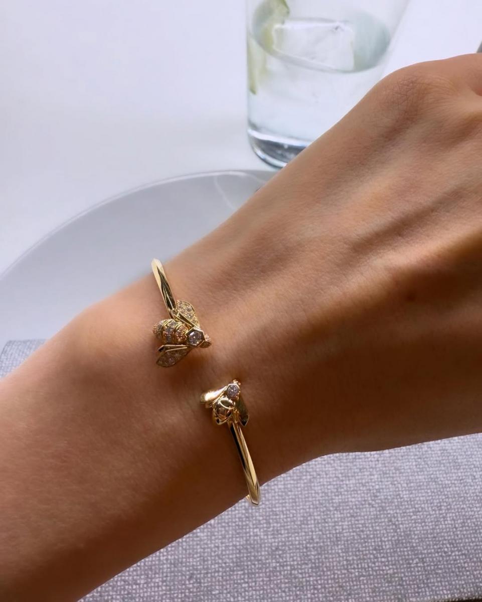 這款超可愛的18K黃金蜜蜂手環，是 Bee de Chaumet 系列中最具識別度的存在之一。37顆鑽石鋪陳出立體蜜蜂輪廓，工藝細膩到連身體紋理都清晰可見。它不是甜美路線，而是帶著力量感的裝飾，像陽光下的金色符號，為手腕注入能量。宋慧喬的佩戴方式往往很克制，讓蜜蜂成為視覺焦點，其餘留白，反而更顯成熟。