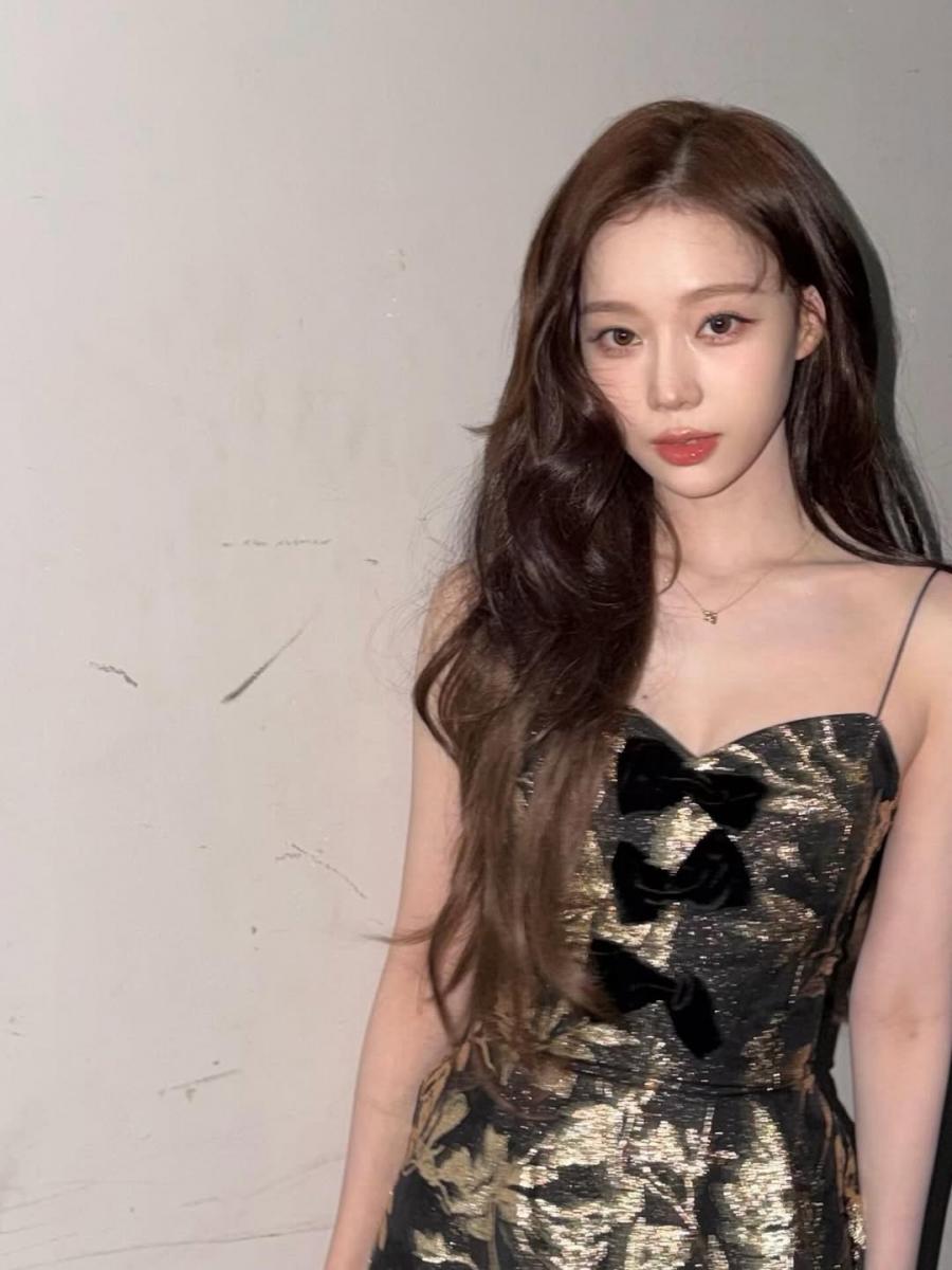 從 Winter 的 IG 照片出發，我們看到的不只是明星同款，而是一個高級珠寶品牌如何走進日常生活。這些 Chaumet 入門項鍊，或許沒有誇張的克拉數，卻在設計、寓意與佩戴感之間取得剛剛好的平衡，而也正是它們最迷人的地方。