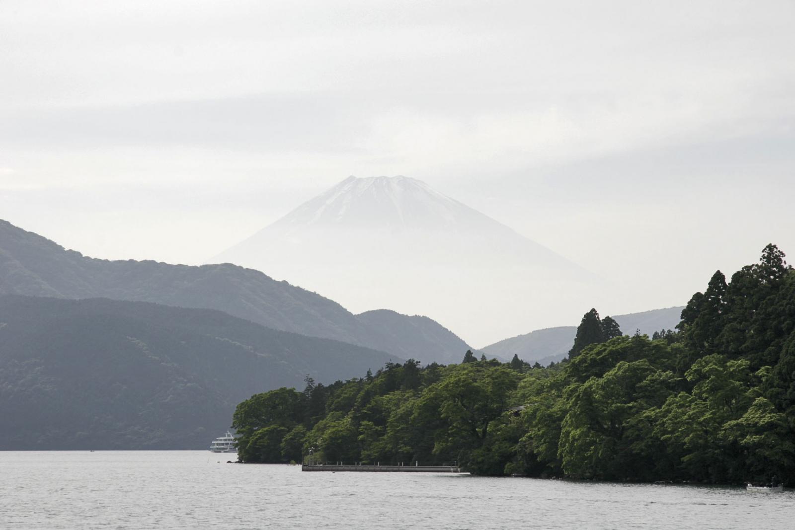 。日本的劣勢，正好來自它的強項。多數旅客造訪日本時，行程高度分散，東京往往只是起點或轉乘站
