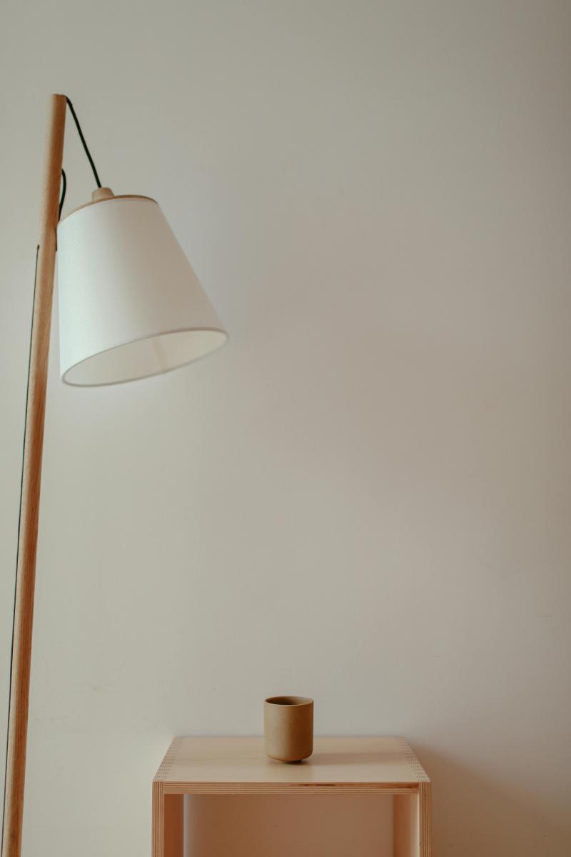 許多人覺得開運無感，問題往往不在水晶，而是「凶位」依舊雜亂。該避的電器、動土與長期堆積物沒有移開，氣場自然難以流動。以民俗風水中常見的2026年九宮飛星說法來看，專家特別提醒正南（五黃）、西北（二黑）、西南（七赤）屬於需要更謹慎對待的方位。實際做法不必過度玄學，最基本的原則就是保持安靜、整潔、少干擾，避免將最亂的雜物堆或最吵的設備固定放在這些區域。這也是為什麼不少風水觀點都強調「先避凶、再求吉」。當風險被妥善降低，財位與桃花位的佈局才會真正成為加分，而不是試圖用加分去掩蓋扣分。