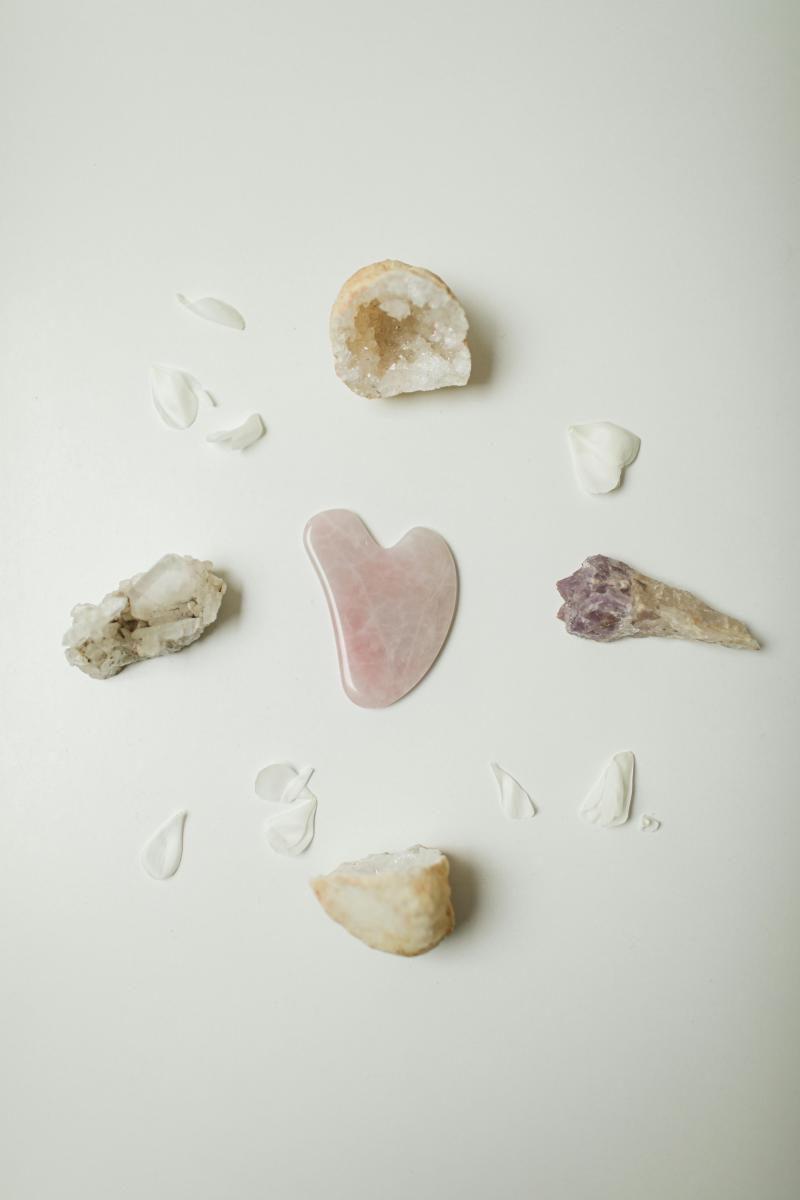 風水中常談的「桃花」，其實分為感情與人際兩種面向。依後天八卦與八宅觀念，西南方主姻緣，因此粉水晶（Rose Quartz）常被建議放在臥室或居家空間的西南角，用來象徵情感培養與關係穩定，屬於偏向長期經營的配置；另一套則來自流年飛星的民俗說法，強調每年皆有不同的人緣位。以部份2026年的解讀為例，中宮被視為人際互動較活躍的位置，適合用來象徵提升交流與曝光機會。兩者並不衝突，而是各有側重：西南方著重感情的累積，中宮則是當年度的人際舞台。實際運用時，先釐清自己想招的是戀愛還是人緣，再選擇對應方位，比盲目跟風更有方向感。