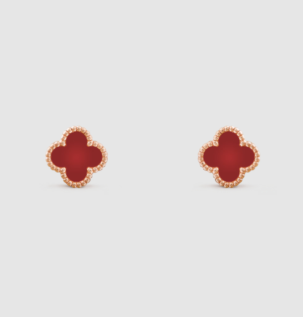 提到2026年開運珠寶的首選,莫過於Van Cleef & Arpels 梵克雅寶舉世聞名的「Alhambra」系列。這一經典之作,以標誌性的四葉草輪廓演繹幸運之姿,每一片葉瓣,都像是在訴說著對未來的祝福。