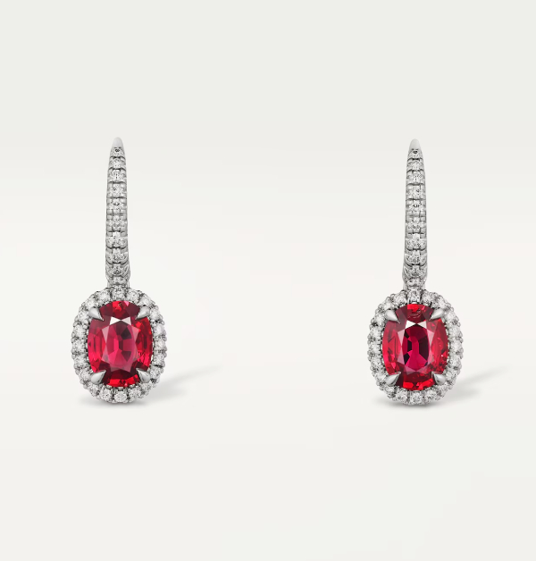 這對Cartier「Destinée」耳環,完全體現了什麼叫作「極致的浪漫」!它的圓環造型優雅又精緻,上面鋪鑲滿了閃耀的明亮式切割鑽石,那種火光真的會讓人目眩神迷。