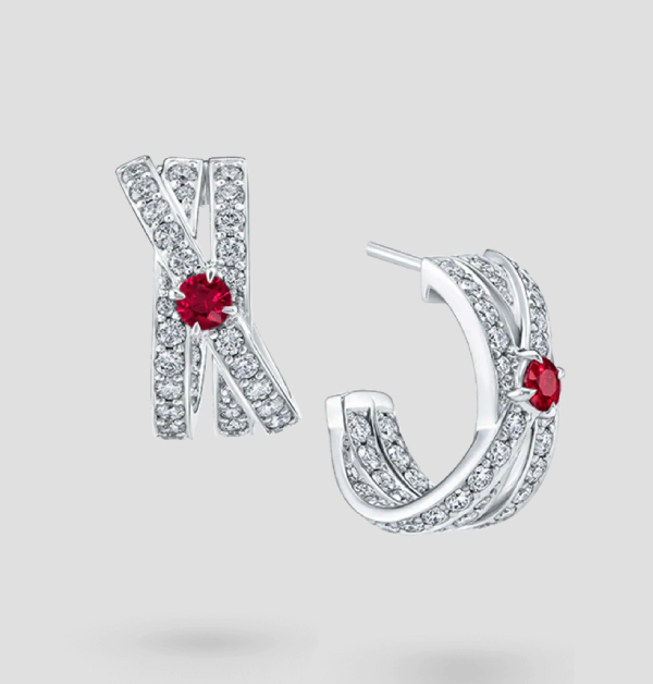 這對Harry Winston「Crossover」紅寶石耳環,同樣也是用了非常現代的風格重新演繹了品牌經典元素,將每一顆鑽石與寶石的光彩發揮得淋漓盡致。