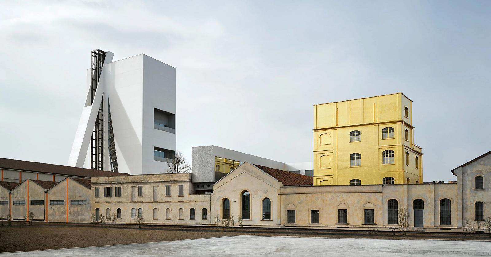 完成收購義大利奢侈品牌 Versace（凡賽斯）後，Prada（普拉達）集團持續拓展事業版圖。近日，Prada 以 6,660 萬歐元（約新台幣 25 億元）收購一處鄰近集團米蘭總部與普拉達藝術基金會的房地產，總面積達 14,800 平方公尺。該筆交易包含兩個部分：其一為由 11 棟辦公大樓、實驗室與工坊組成的建築群；其二為面積達 3,239 平方公尺的未開發區域（目前為綠地及停車場），具備顯著的開發潛力。