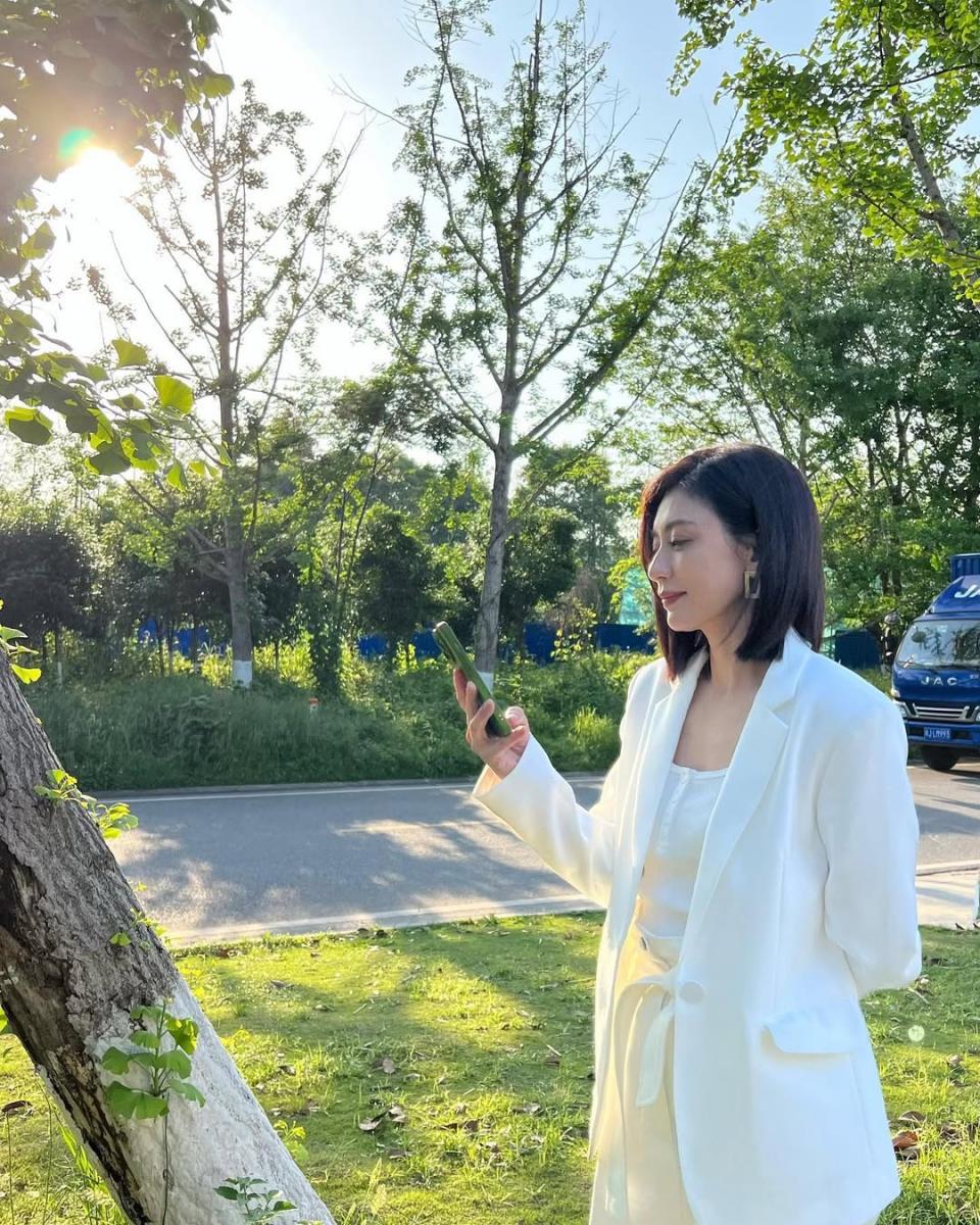 白色西裝自帶清爽濾鏡，但要穿得年輕，關鍵在於重點轉移。賈靜雯以簡潔俐落的白色西裝外套作為基礎，內搭刻意收斂，讓輪廓保持乾淨；再以線條感鮮明的長方形大耳環拉高視覺重心，瞬間替造型加上一筆現代感。這類幾何耳環不靠華麗堆疊取勝，而是用清楚的形狀與比例，讓臉部線條更立體、精神度更集中。整體穿法不追求甜美或柔化，而是用設計感配件平衡白色西裝的正式度，既明亮又有態度，是成熟女性很實用的減齡技巧。