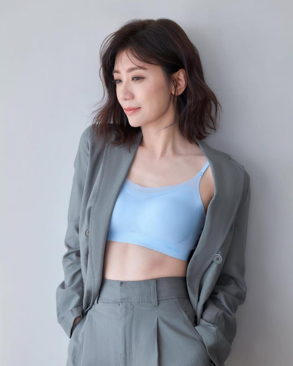 深灰色西裝套裝原本偏向成熟穩重，但賈靜雯選擇用色彩來打破這份距離感。她在西裝內搭寶寶藍 Bra Top，柔和卻帶有存在感的色調，瞬間為整體注入輕盈氣息，也讓造型多了一點隨性與時髦感。短版內搭露出適度肌膚，性感卻恰到好處，成功拉低西裝的正式門檻，讓套裝看起來更年輕、更貼近日常。這樣的搭配透過色彩對比與比例調整，讓成熟輪廓中多了一分輕快，是相當高明的減齡示範。