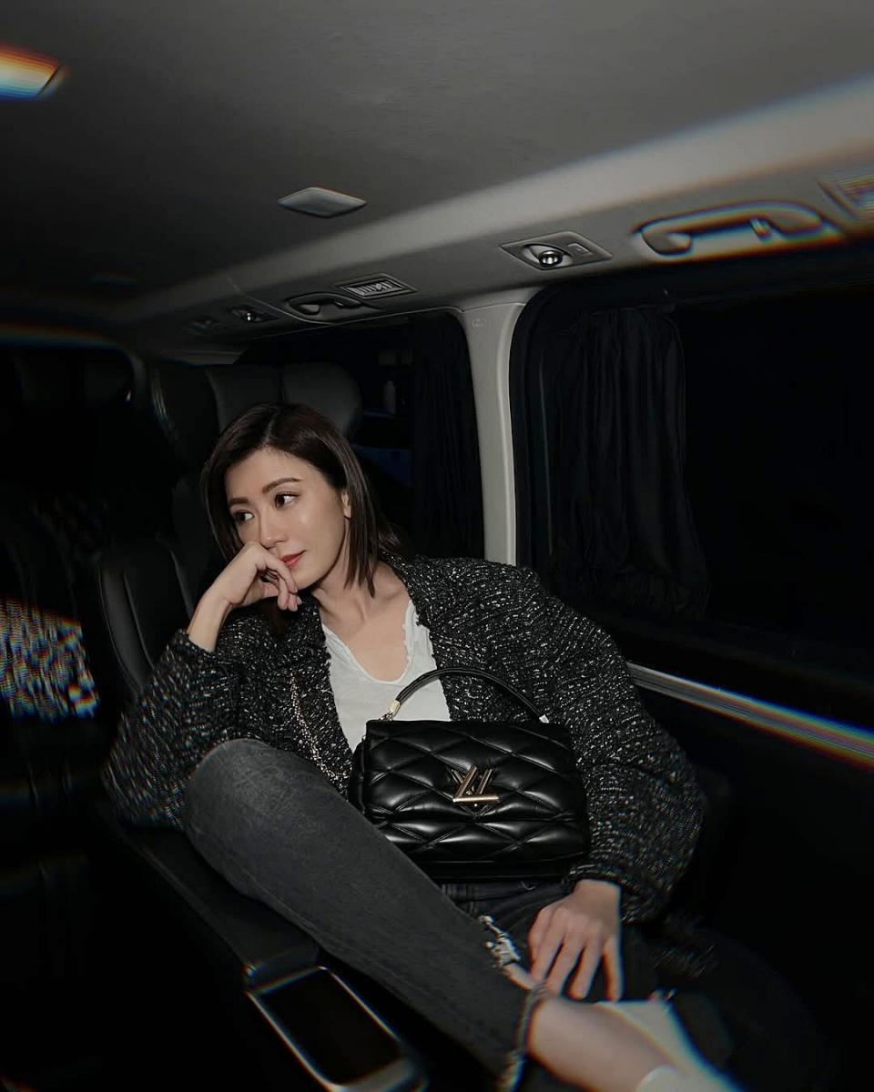 這套造型展現的是賈靜雯非常擅長的「高級休閒感」。斜紋軟呢外套本身帶有精緻質地與結構感，容易顯正式，但她以下身黑色直筒牛仔褲加休閒鞋作為平衡，讓整體線條瞬間回到日常節奏。牛仔褲的俐落剪裁不僅修飾腿型，也替軟呢材質去除了過多的隆重感，使造型看起來更年輕、更自在。包款選擇同樣關鍵，她搭配 Louis Vuitton Go-14 黑色皮革包袋，低調卻極具辨識度的輪廓，為整體收尾在剛剛好的位置。