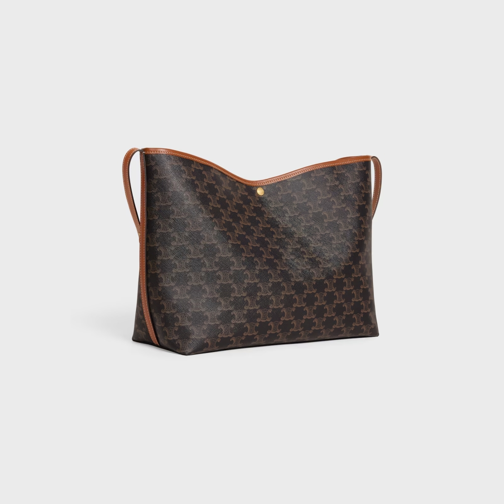 喜歡大包的女孩，除了 Louis Vuitton 的 Nerverfull 可以列入考慮，這款 Celine 帆布托特大包亦是值得關注的焦點！碩大的空間不只可當作通勤包使用，輕巧好收納的包身，亦可成為輕旅行時的行李袋。
