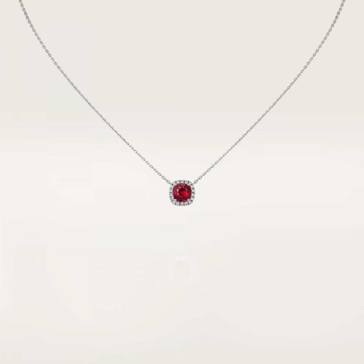 Cartier Destinée 系列向來不是張揚型珠寶，而是以極度克制的比例，詮釋「命定」這件事。枕形切割紅寶石被鑽石光環細膩包覆，線條圓潤而柔和，沒有尖銳稜角，讓視覺自然集中在寶石本身的色澤深度。18K白金的冷靜光感，進一步放大紅寶石的純度與透明感，使紅色顯得穩定而不躁動。這類設計不追逐短期流行，而是屬於歷久彌新的作品。對於想在新年為自己留下長期象徵、而非單季亮點的人來說，它非常值得投資。