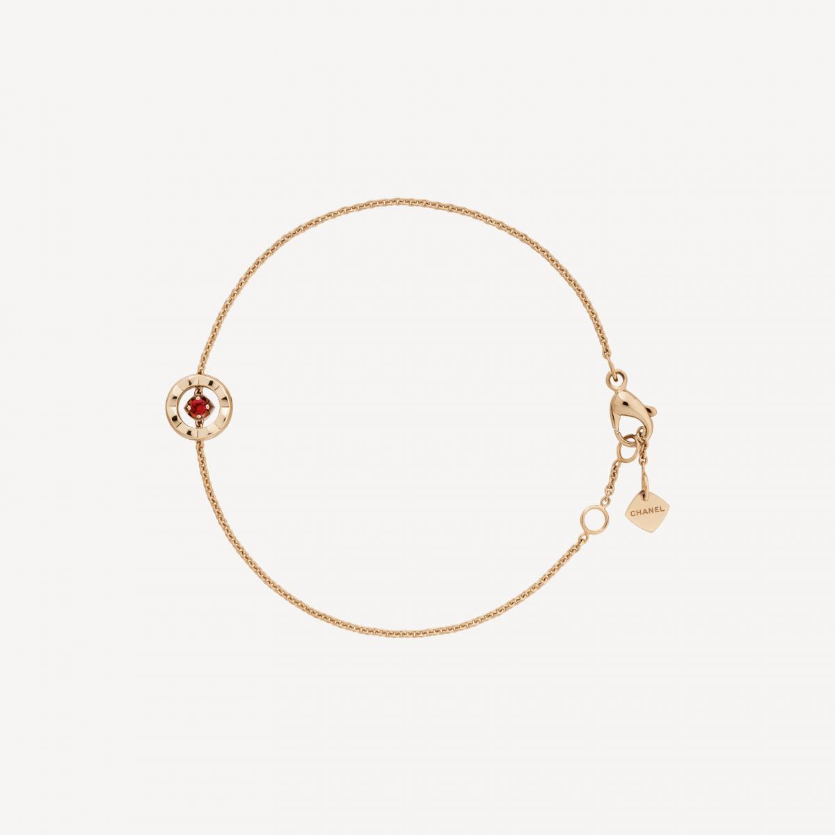 香奈兒的紅，向來不是直白的熱烈，而是帶著節制與態度。這款 Coco 手鍊以18K Beige 米色金為基底，一顆紅寶石成為視覺焦點，巧妙呼應「C」字母意象。米色金的溫潤色澤，讓紅色顯得更加內斂，也傳遞出品牌一貫的摩登優雅。設計源自 Coco Crush 系列的菱格紋語彙，線條俐落，卻保有柔和弧度。可調節鍊長讓佩戴更貼近日常，價格帶也相對親切，是非常適合「精品入門者」的高級珠寶選擇。