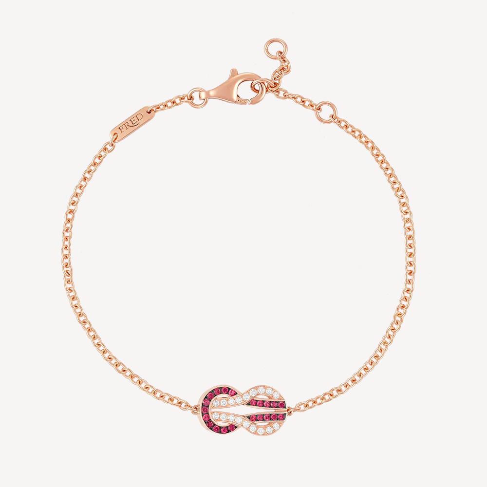 Fred 的 Chance Infinie 系列，從名字開始就帶著一種積極而理性的浪漫。「Chance」象徵機會，「Infinie」則指向無限，這款中型玫瑰金手鍊以流線型符碼為核心，將紅寶石與鑽石交織成一個彷彿不斷延伸的幸運標誌。21顆紅寶石與18顆明亮式切割鑽石錯落鋪鑲，紅與白之間形成清晰節奏，既有能量感，也保有法式珠寶一貫的克制與優雅。玫瑰金鍊身線條細緻，佩戴時貼合手腕、相當耐看，推薦給有點酷的你。