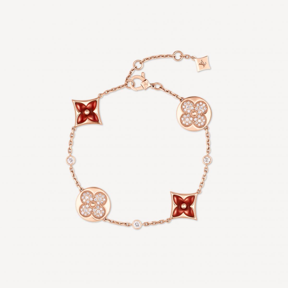 LV 的 Color Blossom BB Multi-Pattern 手鍊，從品牌經典的 Monogram 花卉圖案出發，將圖騰語彙轉化為更細膩、貼近日常的高級珠寶形式。18K玫瑰金鍊帶上排列四朵花形元素，紅玉髓與鑽石交錯鑲嵌，讓紅色不再只是視覺焦點，而是節奏分明地融入整體設計之中。紅玉髓色澤溫潤，搭配鑽石光澤，使作品在喜氣之外仍保有優雅層次。每顆寶石皆經手工拋光處理，展現品牌在細節上的講究。這款手鍊不以強烈符號宣示節慶，而是以色彩與圖騰傳遞祝福寓意，適合在新的一年作為日常佩戴的幸運標記。
