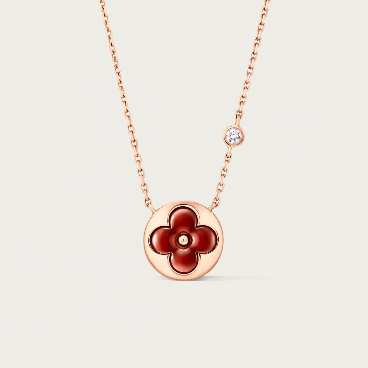 Color Blossom 系列將 Louis Vuitton 的 Monogram 圖案轉化為柔和、可日常佩戴的珠寶形式。BB Sun 吊墜以紅玉髓象徵生命力與喜悅，色彩明亮卻不浮誇。玫瑰金的溫暖色調，讓整體視覺更加親和，鍊條上點綴的鑽石細節則為簡約輪廓增加層次感。這是一條不需要特別搭配技巧的項鍊，無論是襯衫、針織或 T-shirt，都能自然融入造型。它適合希望在日常中保留一點品牌識別，又不想過度張揚的人。
