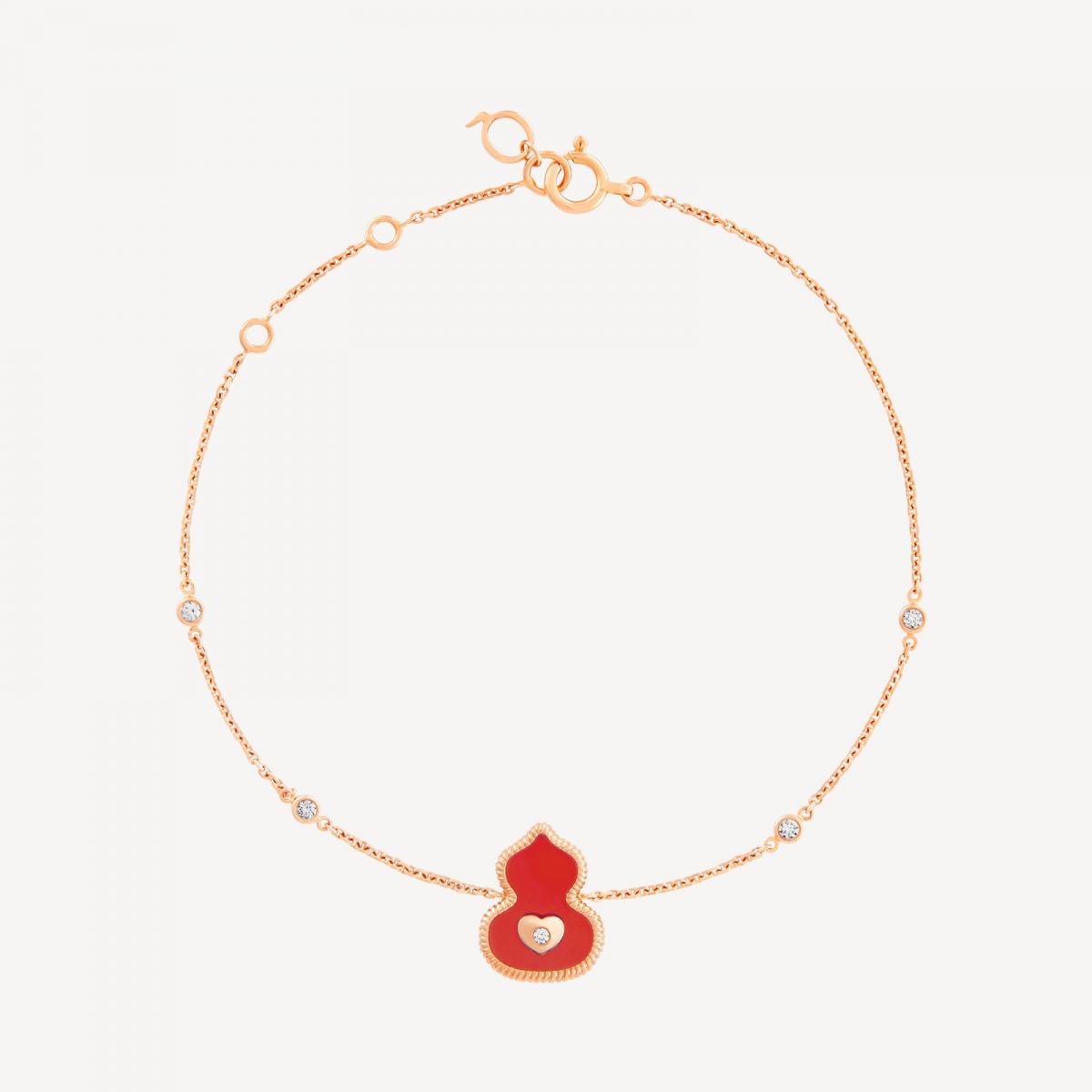 Qeelin 的 Wulu 系列，向來是東方文化中「福氣」最直觀的轉譯。以葫蘆為形，象徵納福、護身與圓滿，這款18K玫瑰金手鍊選用紅瑪瑙作為主石，色澤溫潤飽滿，並非張揚的鮮紅，而是帶有東方玉石質感的深紅色調。鑽石細緻鑲嵌於輪廓之中，讓整體在簡潔結構裡多了一層光影層次。Wulu 的設計語言一向精煉，沒有多餘裝飾，卻能讓人一眼辨識其文化寓意。佩戴時，它更像是一枚貼身的幸運符，而非強調存在感的珠寶。