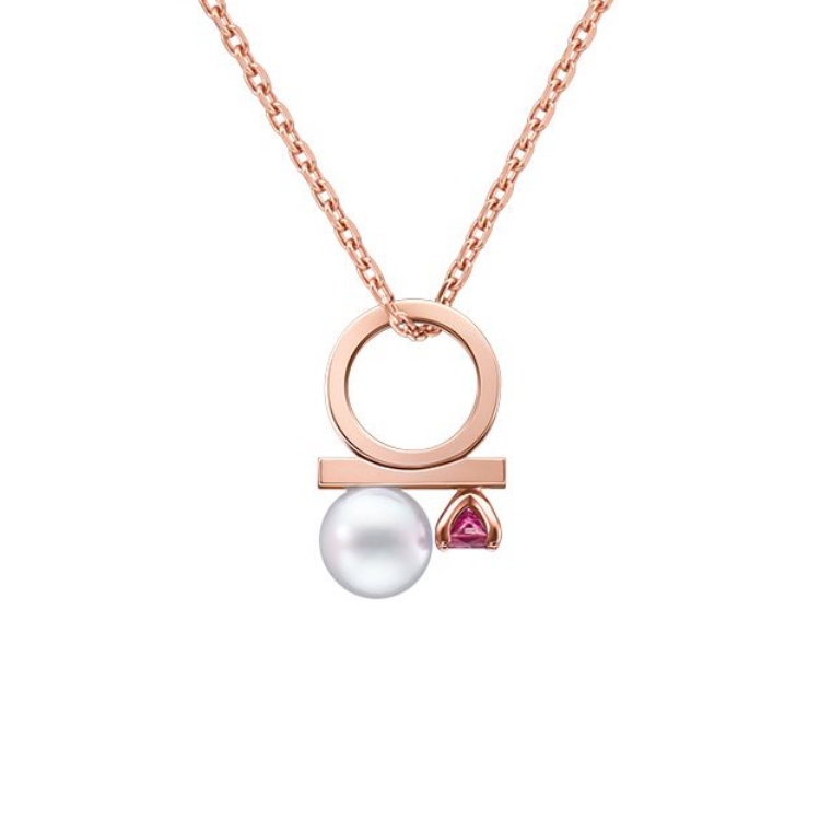 TASAKI 將紅寶石與 Akoya 阿古屋珍珠並置，形塑出品牌最具代表性的「平衡美學」。紅寶石象徵熱情與行動力，珍珠則代表理性與內在穩定，兩種截然不同的能量，在18K櫻花金的襯托下取得微妙和諧。“petit” balance class charm 以誕生石為概念延伸，紅寶石對應七月，寓意深刻情感與長久承諾。這是一款將情感、時間與佩戴自由度巧妙結合的作品，推薦給懷揣浪漫心思的你。