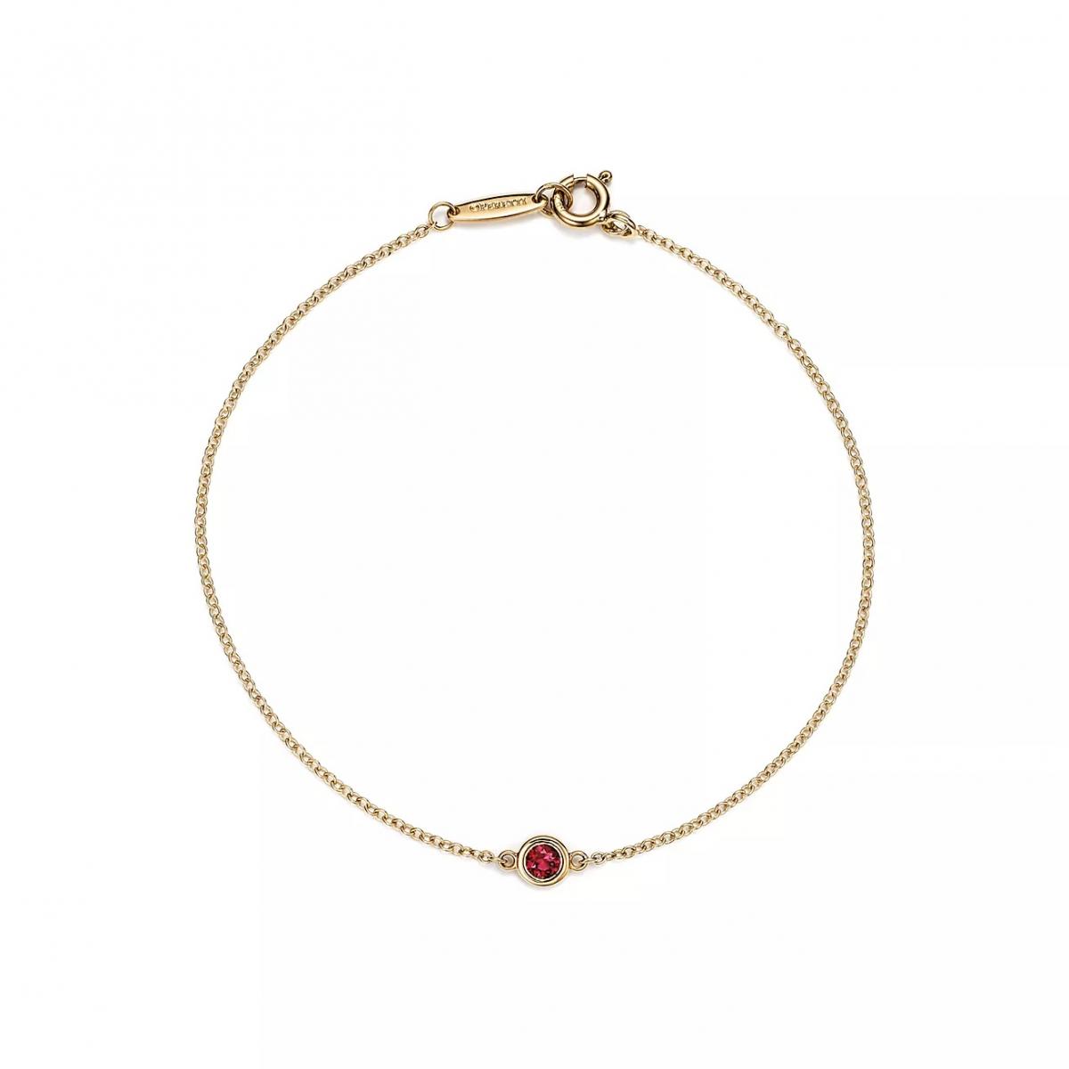 Elsa Peretti 的設計語言向來以極簡著稱，這款 Color by the Yard 手鍊亦延續此精神。18K黃金鍊帶上鑲嵌單顆0.11克拉紅寶石，包鑲設計讓寶石彷彿懸浮於肌膚之上。沒有多餘裝飾，紅色成為唯一焦點，像是一點不滅的火光。這樣的設計不追求節慶感，而是能長時間陪伴的日常珠寶，適合偏好簡約風格、卻仍希望在新年為自己保留一抹幸運象徵的人。