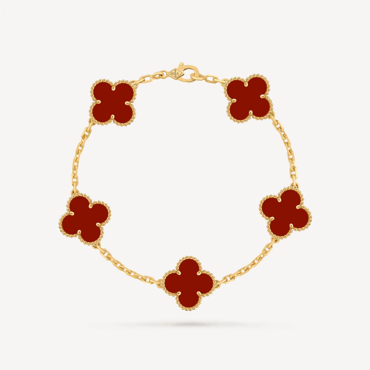 Alhambra 四葉草之所以成為珠寶史上最具代表性的幸運符之一，關鍵就在於它的「不過時」。這款 Vintage Alhambra 小型手鍊以五枚紅玉髓圖案串連，18K黃金圓珠飾邊勾勒出柔和而精準的輪廓。紅玉髓的色澤沉穩內斂，不帶侵略性，反而讓整體更耐看。這是一款幾乎不挑場合、不挑風格的手鍊，單戴優雅，疊戴也成立。它所象徵的幸運，不是瞬間爆發，而是一種長時間累積的祝福感，非常適合作為新年的「長線投資型」珠寶。