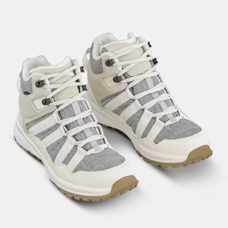 這雙健行靴運用多種材質的拼接，呈現出機能感的外型外，和諧的用色更能成為搭配的一環，值得關注的地方是，內部的刷毛設計，其柔軟的絨毛能提供保暖效果，讓女孩在雪地行走時能更為舒適。