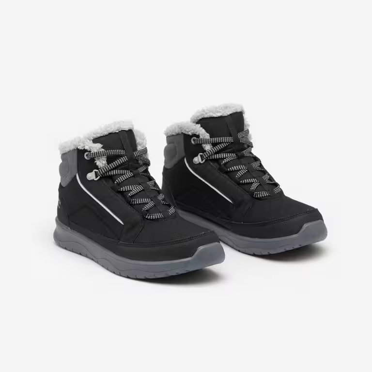 這雙短筒靴以類似球鞋的外型為設計藍本，讓整體帶有一絲中性的氣息，在細節上，同樣擁有由內襯延伸至鞋舌的絨毛設計，讓整體在飽暖之餘一樣擁有裝飾的細節。