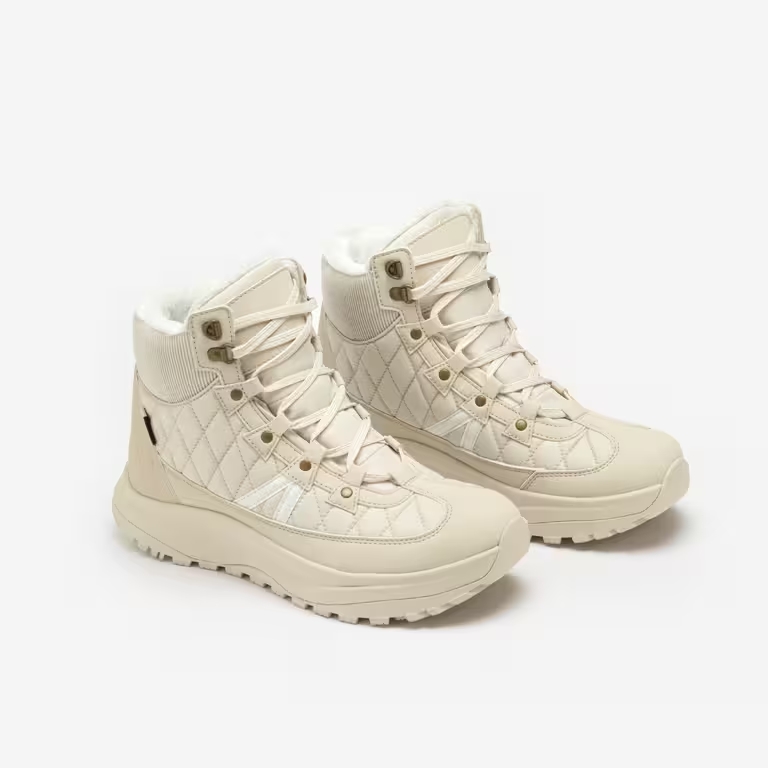 這雙主打防水的健行靴，不只適合日常山系女孩遊走在山林裡，其強大的止滑功能，亦可滿足赴雪國簡單的旅行使用，搭配上其厚底的設計，更能讓女孩有拉長身形及腿部線條效果。