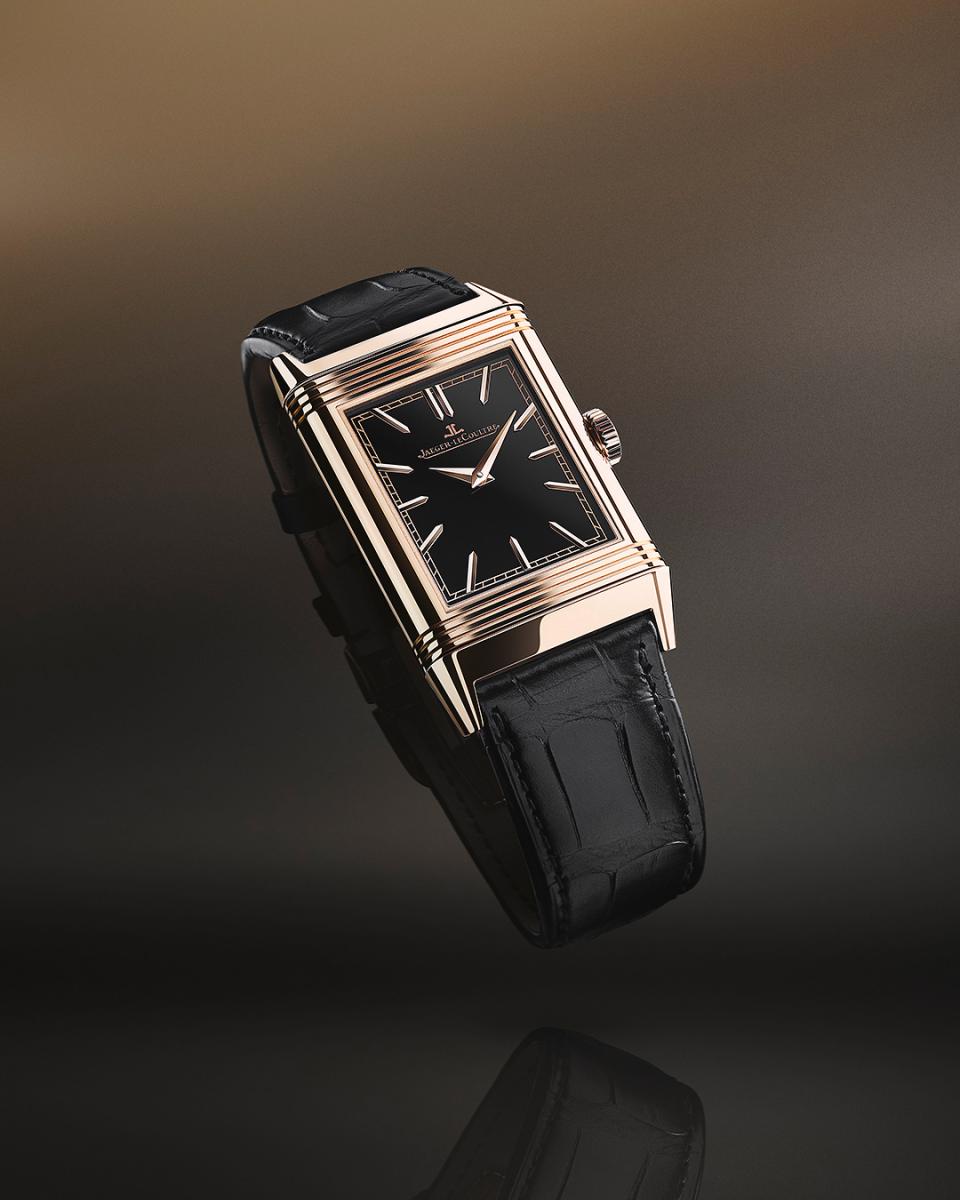 積家在2026馬年以 Reverso Tribute Enamel ‘Horse’ 翻轉系列琺瑯腕錶,交出一份幾近「教科書等級」的生肖創作。這款馬年特別版延續 Reverso 誕生於1931年、源自馬球運動需求的歷史脈絡,將可翻轉錶殼化為藝術畫布;翻至背面,一匹昂首揚蹄的駿馬自黑色大明火琺瑯背景中騰躍而出,馬身以玫瑰金手工鐫刻,肌理、鬃毛與馬蹄細節再以黑色銠金屬描繪,周圍雲朵的噴砂質感讓畫面更顯立體靈動。為了在琺瑯表面完成如此精細的「模雕」(Modelled Engraving)鐫刻,工匠需耗費約80小時、使用多達10種鑿刀逐步成形,工藝難度極高。正面錶盤同樣覆以亮澤黑色大明火琺瑯,裝飾藝術風格的刻面時標、軌道式分鐘刻度與太子妃指針,讓時間顯示回歸純粹。腕錶搭載積家自製822型手動上鍊機芯,限量僅10枚,是一款將馬年象徵的力量、自由與不屈精神,凝鍊為可翻轉藝術臻品的典藏之作。