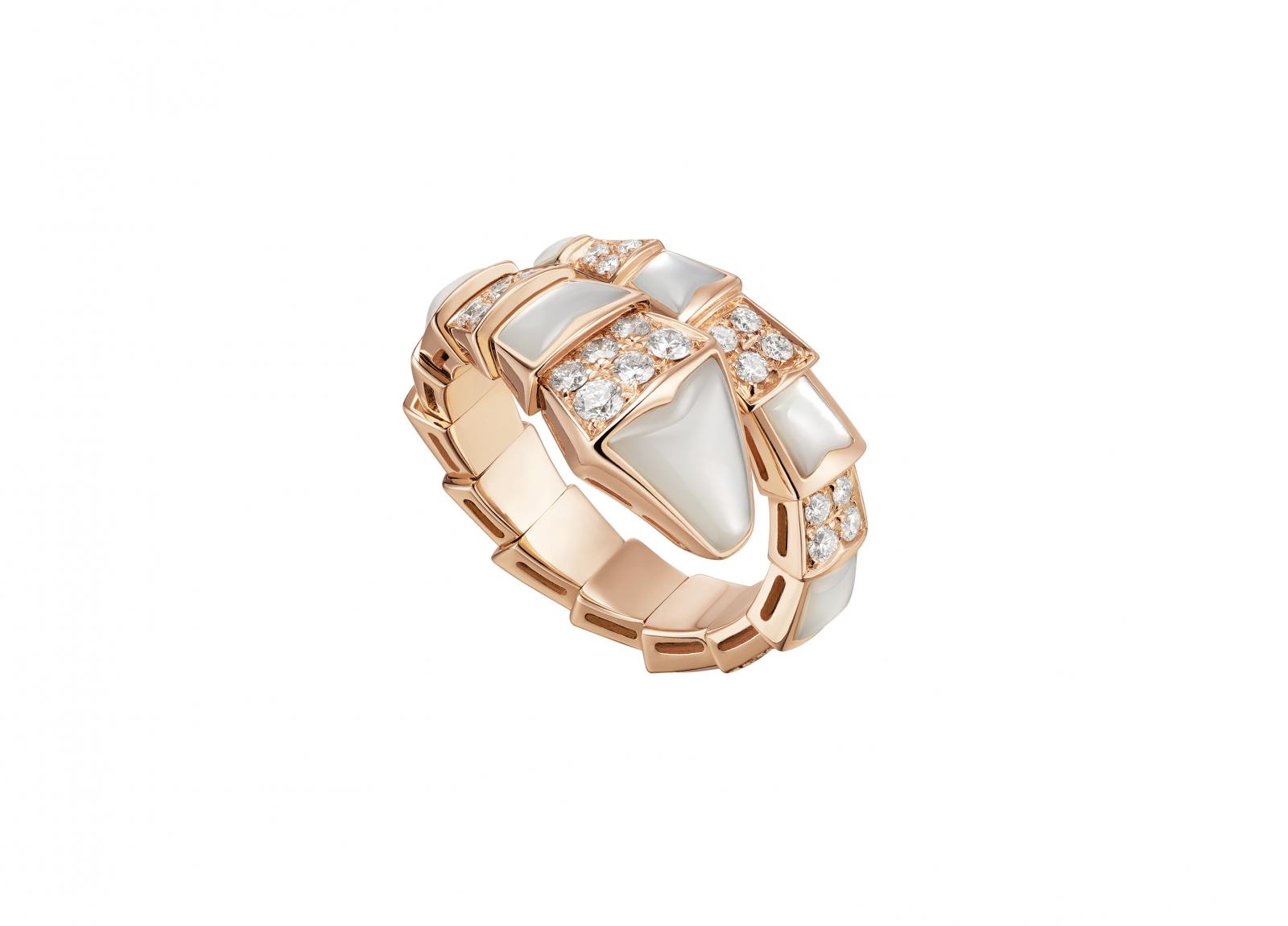 這款玫瑰金的戒指運用珍珠母貝與鑽石交互鑲嵌，藉由不同面料的組合，除了呈現高端的製作工藝，同時還將優雅的氣息寫進作品中。