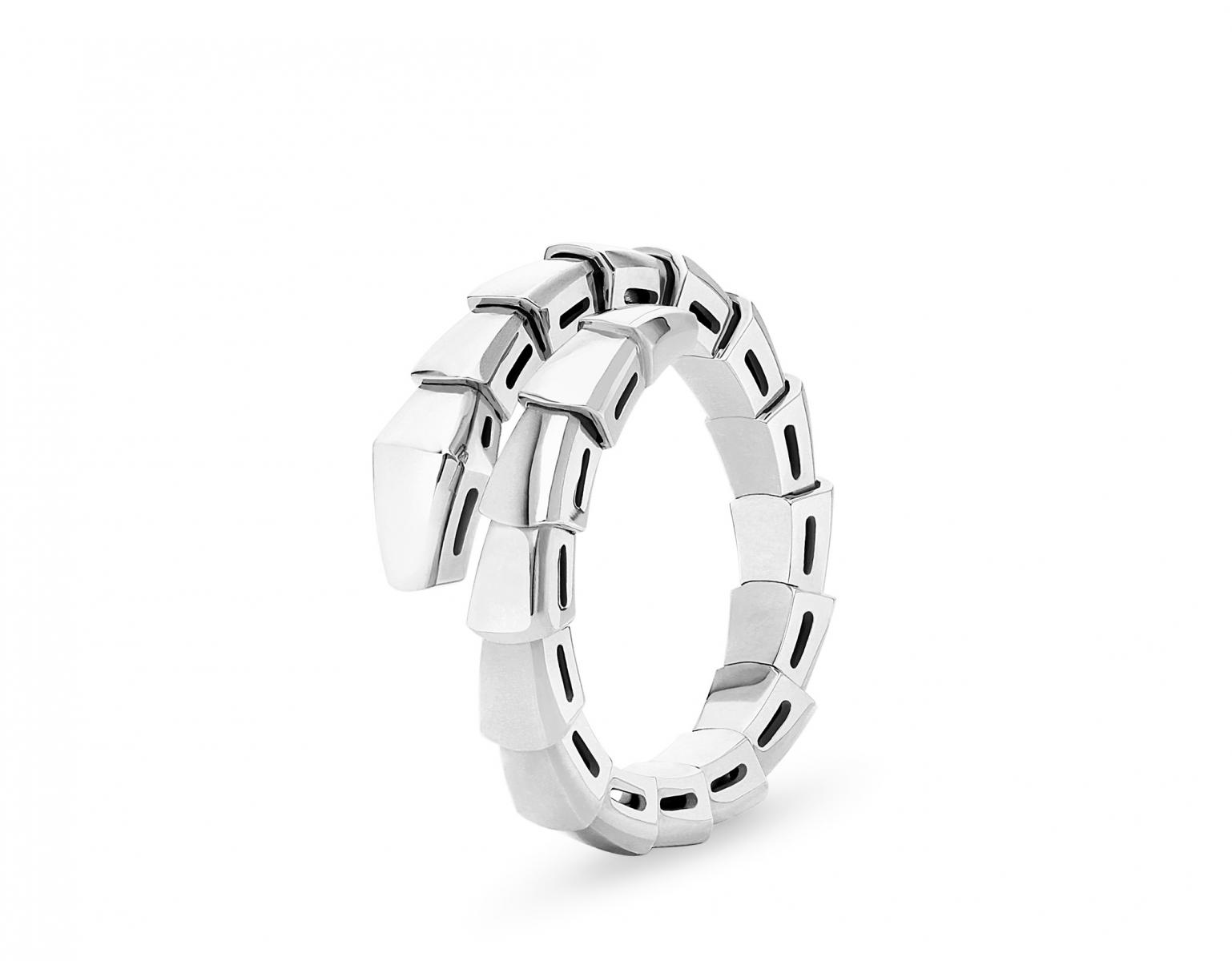   這款以白 K 金為主體設計的戒指，是與金主訓配戴的為相似款，不同於他所戴的款式，這款&nbsp;Serpenti 戒指開放式環繞的方式呈現，讓整體更具靈動性，整體簡約的設計，是該系列最好入手的款式之一。（