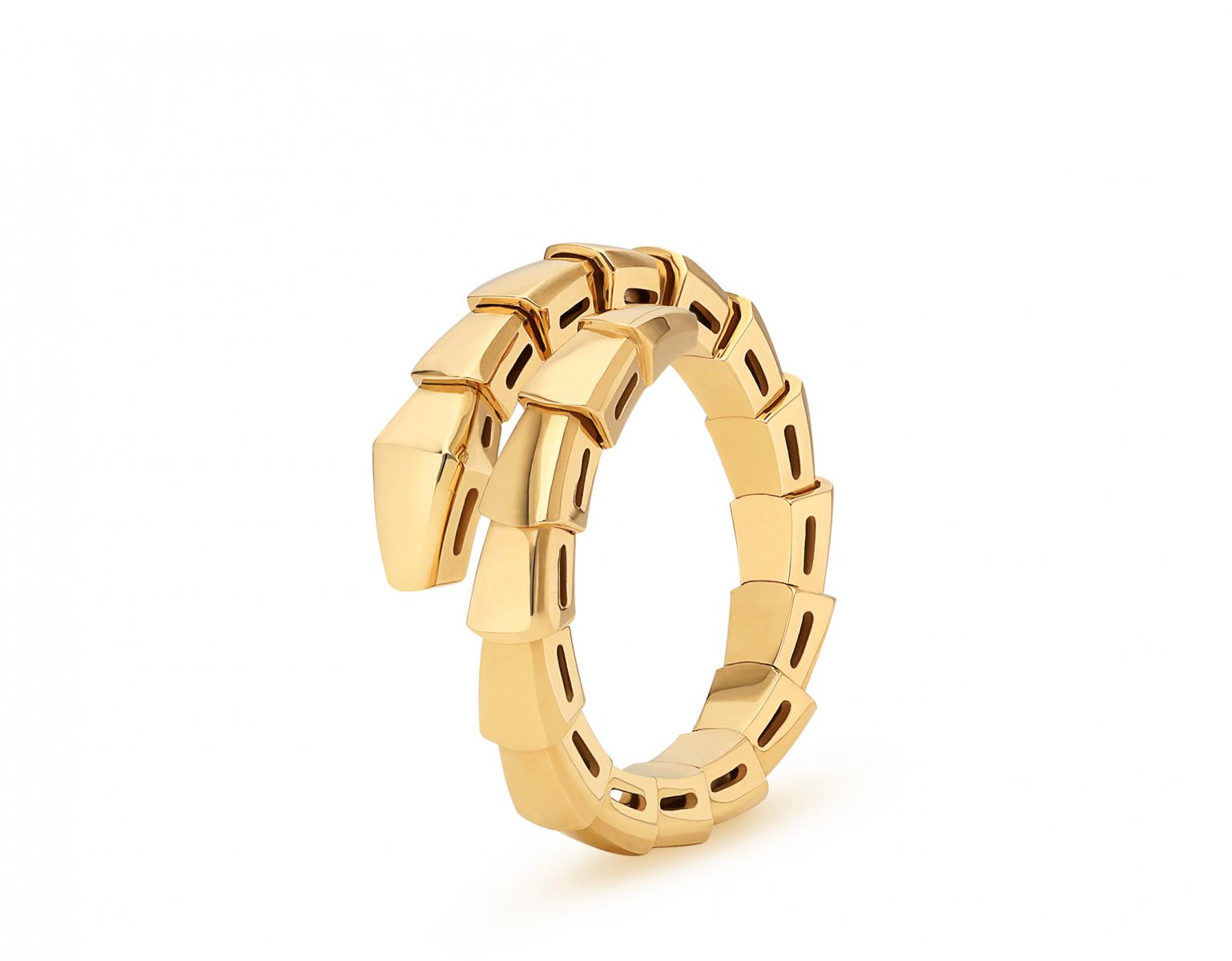 換成黃 K 金的面料後，這款&nbsp;Serpenti 戒指瞬間擁有極致奢華的樣帽，精緻的金屬光則搭配靈動的蛇形設計，展現&nbsp;Bvlgari 身為義大利品牌的獨特美學。