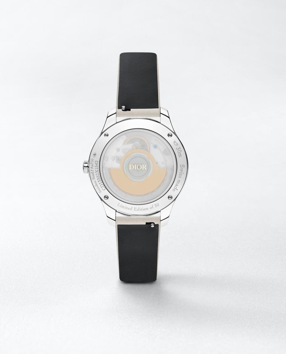 Dior 以一貫擅長的高級訂製敘事,為2026馬年端出全球限量30只的 Dior Grand Soir 馬年特別版腕錶,將生肖意象轉化為一座微型舞台。36毫米精鋼錶殼搭配鑲嵌52顆鑽石的玫瑰金錶圈,珍珠母貝錶盤上鋪陳花草樹叢與灌木景致,並以紫水晶、錳鋁榴石與彩色剛玉點綴其間;一匹飾以玫瑰金細節的駿馬穿梭其中,周圍蝴蝶輕舞,構築出介於現實與幻想之間的詩意場景。馬在東方文化中象徵熱情、自由與忠誠,迪奧不以速度取勝,而是以層次與光澤描繪生命力的躍動。玫瑰金太妃指針與「Christian Dior」字樣低調融入畫面,時間顯示成為構圖的一部分;透明底蓋可見鐫刻「Limited Edition of 30」字樣的玫瑰金自動盤,搭載 Sellita SW300 自動上鍊機芯,動力儲存42小時。這不是一只追求張揚的生肖錶,而是一件將馬年精神化為高級珠寶工藝的腕間藝術品。