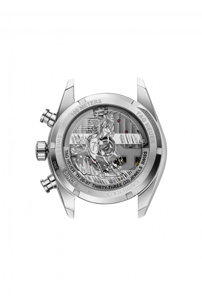 TAG Heuer 擅長把「速度」說成一種設計語言,而在2026農曆馬年,這件事被轉譯得格外到位。全新 Carrera 馬年限量版計時腕錶,以品牌標誌性的 Glassbox 拱形藍寶石水晶為核心,將賽道精神與東方生肖文化自然交會。39毫米精鋼錶殼比例俐落,香檳金色太陽放射紋錶盤上,由赤紅漸層過渡的光影呼應「赤馬」所象徵的熱情與能量;18K 5N 玫瑰金指針與時標,搭配紅色細節點綴,讓整體視覺既溫潤又充滿張力。最巧妙的細節藏在9點鐘日期窗,數字「7」被「馬」字取代,低調點出馬在十二生肖中排行第七的文化脈絡,也讓佩戴者在日常讀時之間,與節慶意象產生連結。翻至錶背,透明底蓋下可見自製 TH20-07 自動上鏈機芯,鍍金擺陀上鐫刻奔馬圖騰,象徵不受拘束的動能,同時呼應 Carrera 系列與賽車世界密不可分的 DNA;80小時動力儲存,則確保腕錶在高速節奏中依然穩定精準。全球限量250只,這款馬年時計不只是生肖作品,更是一枚把「前進」說得既理性又浪漫的現代計時腕錶。
